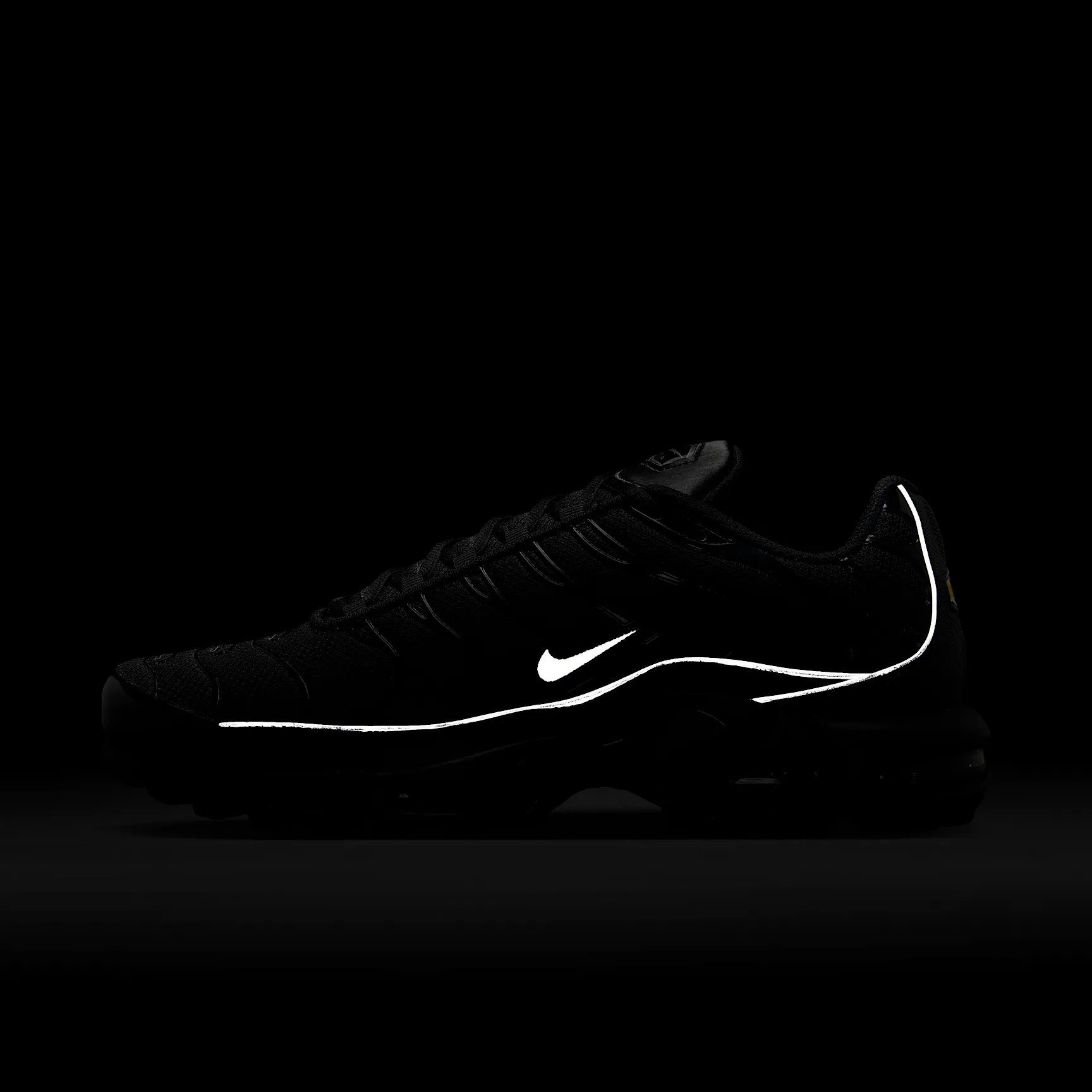 000000_Nike-Air-Max-Plus-OG_BLACK-REFLECTIVE_HV8066-002_img8