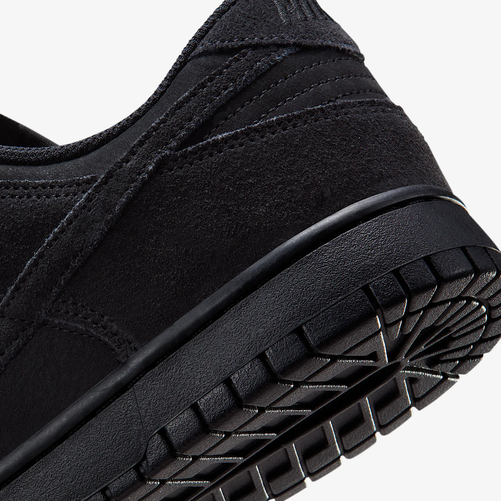 000000_Nike-Dunk-Low-Retro-SE_TRIPLE-BLACK-SUEDE_IB6651-001_img7