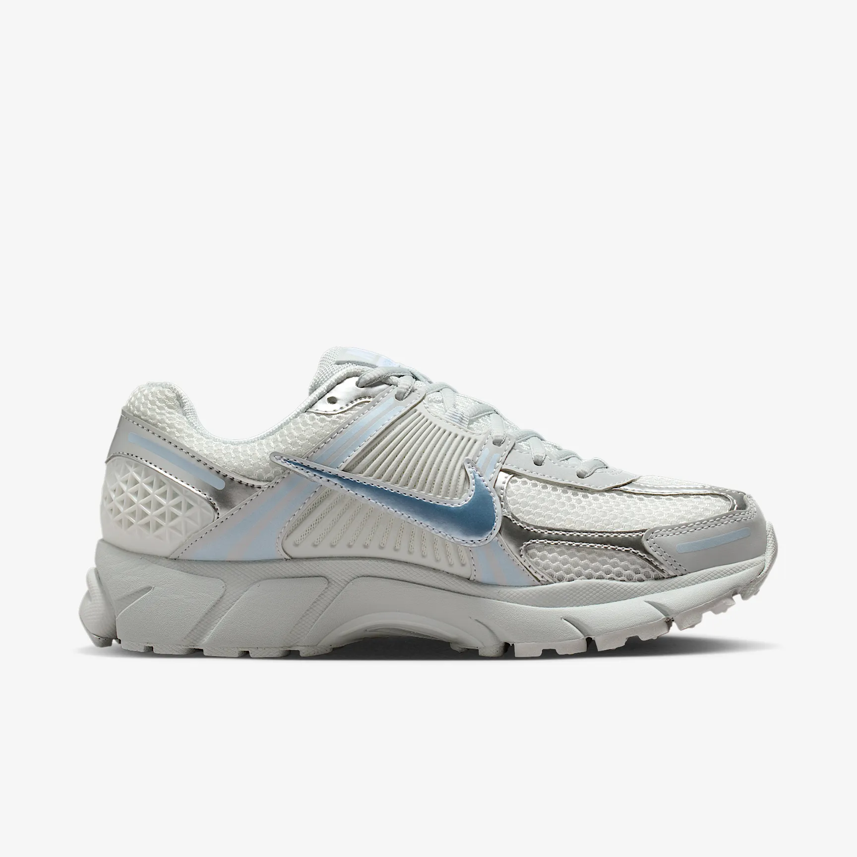 A6B7C6_Nike-Zoom-Vomero-5-WMNS_PURE-PLATINUM-CELESTINE-BLUE_IB8929-001_img2