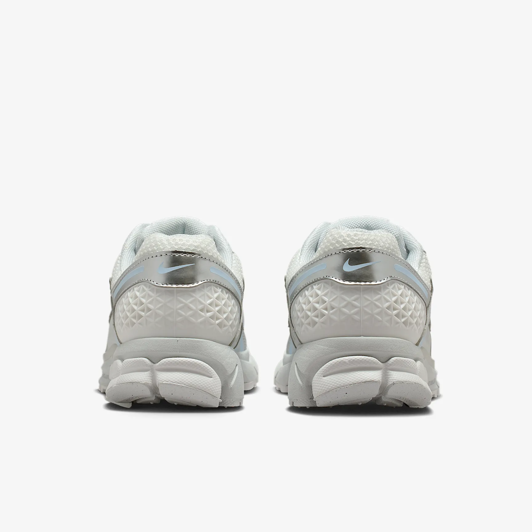 A6B7C6_Nike-Zoom-Vomero-5-WMNS_PURE-PLATINUM-CELESTINE-BLUE_IB8929-001_img5