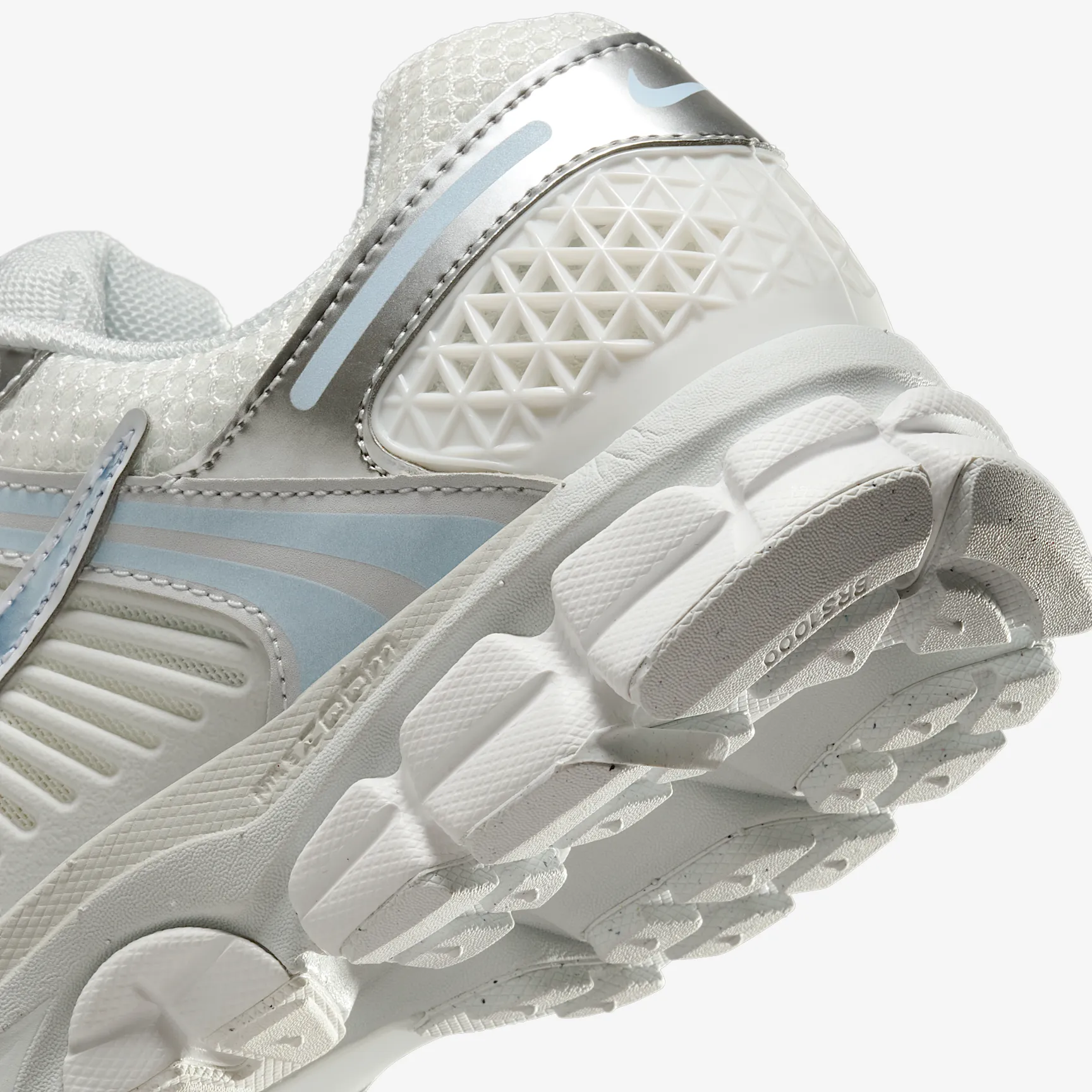 A6B7C6_Nike-Zoom-Vomero-5-WMNS_PURE-PLATINUM-CELESTINE-BLUE_IB8929-001_img7