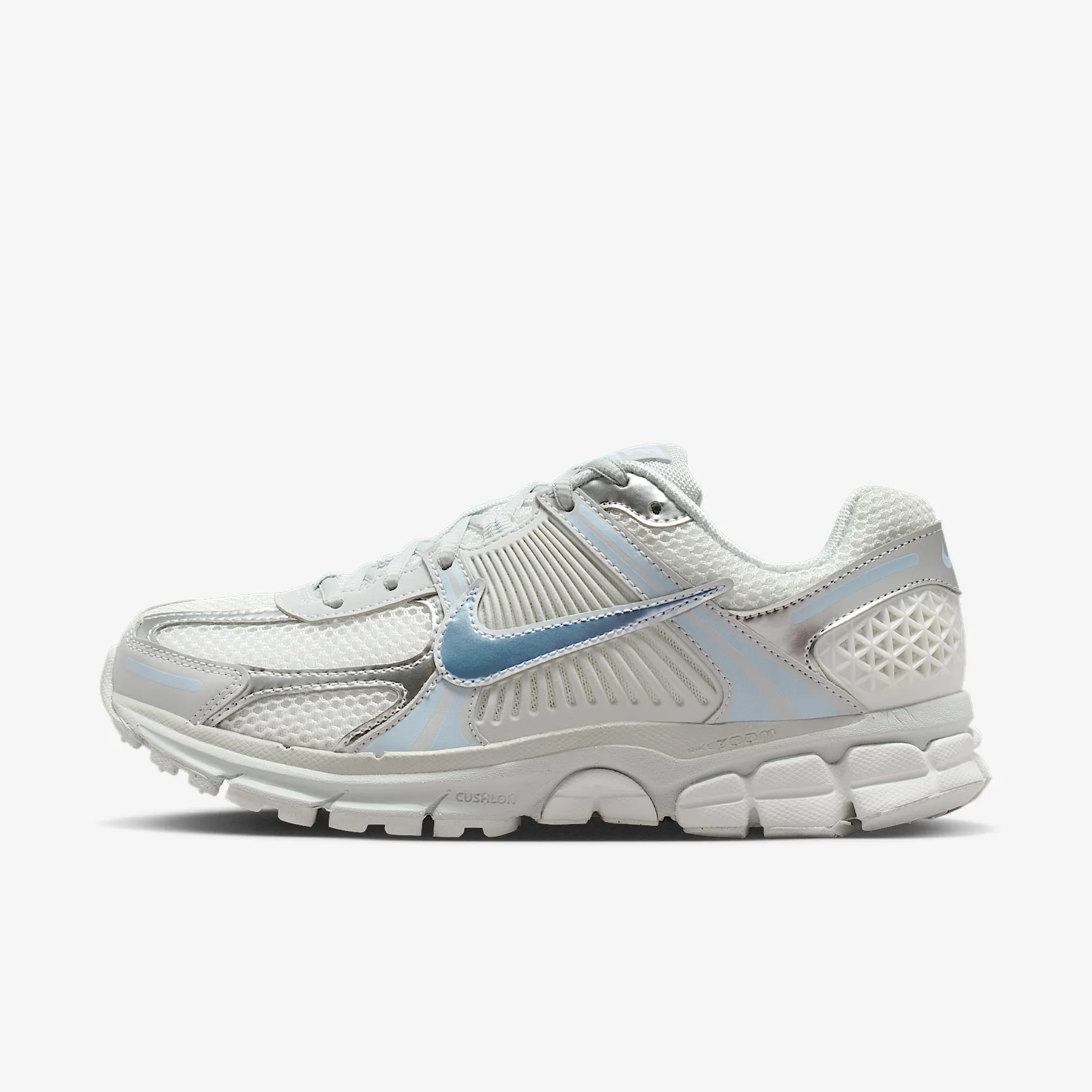 A6B7C6_Nike-Zoom-Vomero-5-WMNS_PURE-PLATINUM-CELESTINE-BLUE_IB8929-001_img0
