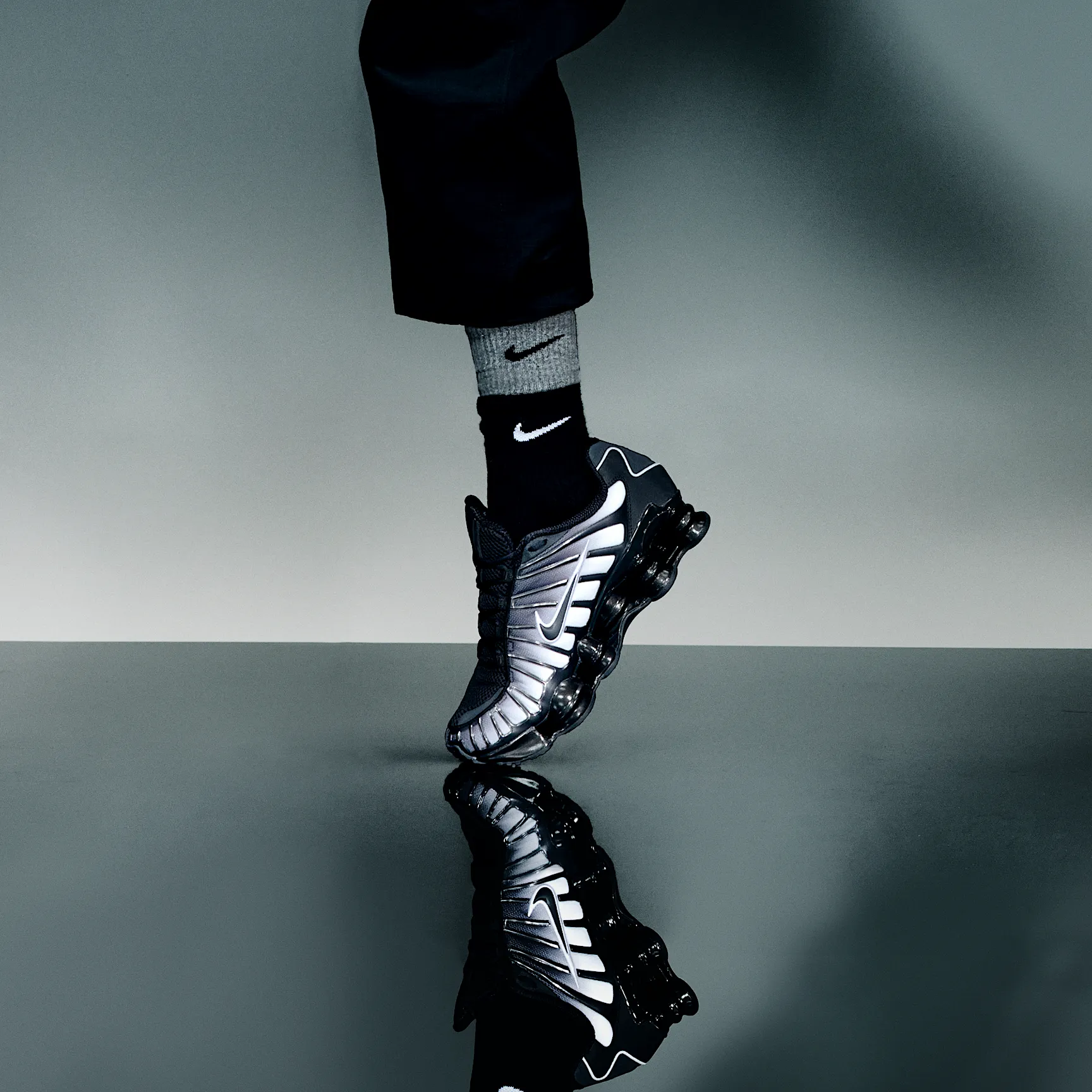 000000_Nike-Shox-TL-Fade-WMNS_BLACK-WHITE_IH1336-002_img9