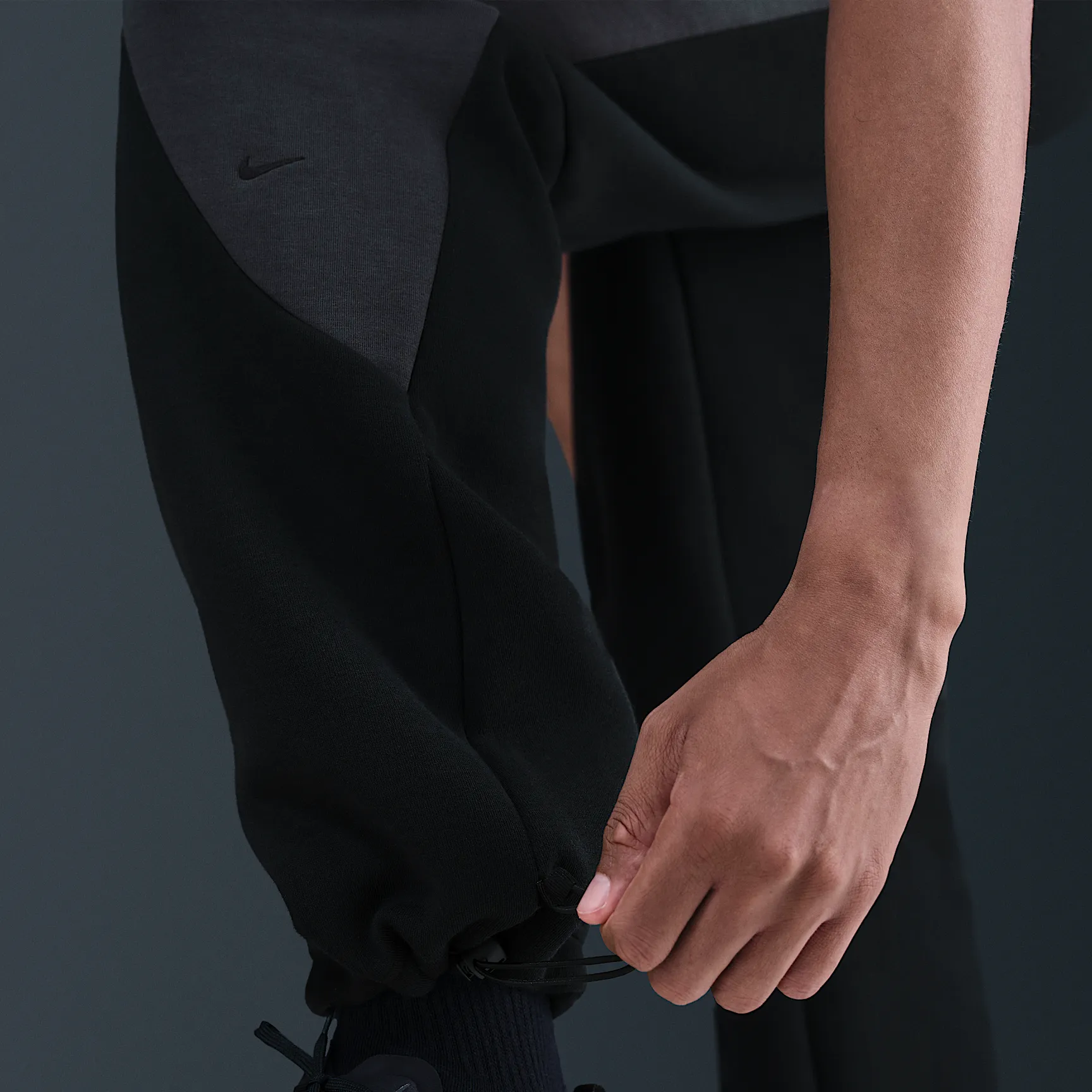000000_Nike-Tech-Colour-Block-Open-Hem-Fleece-Trousers_BLACK_IF1323-010_img5