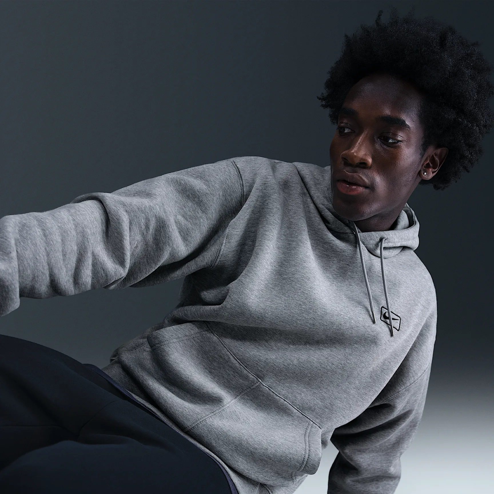 737883_Nike-Pullover-Hoodie_DARK-GREY-HEATHER_IQ2769-063_img2