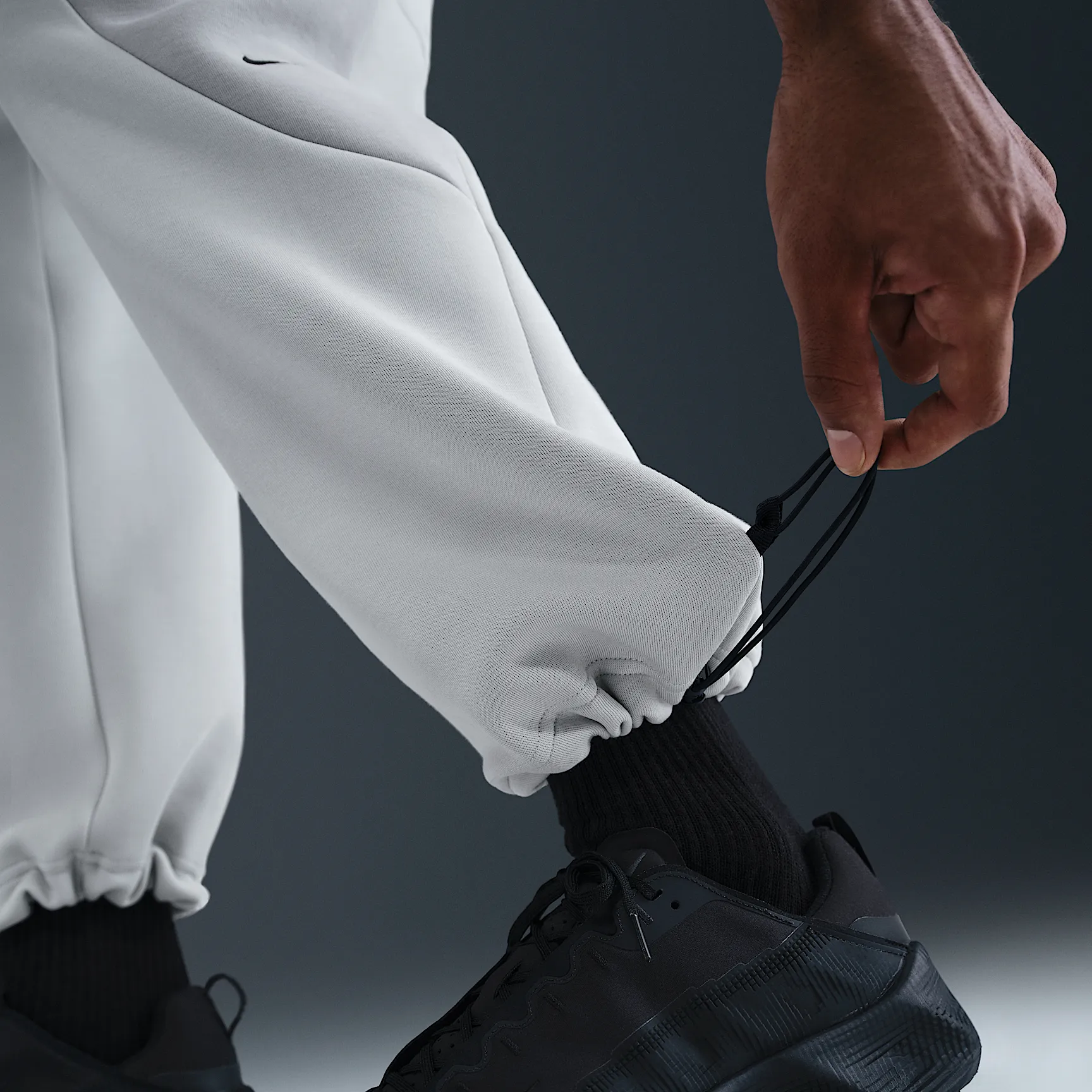 BFC2C8_Nike-Tech-Colour-Block-Open-Hem-Fleece-Trousers_LIGHT-SILVER_IF1323-034_img3