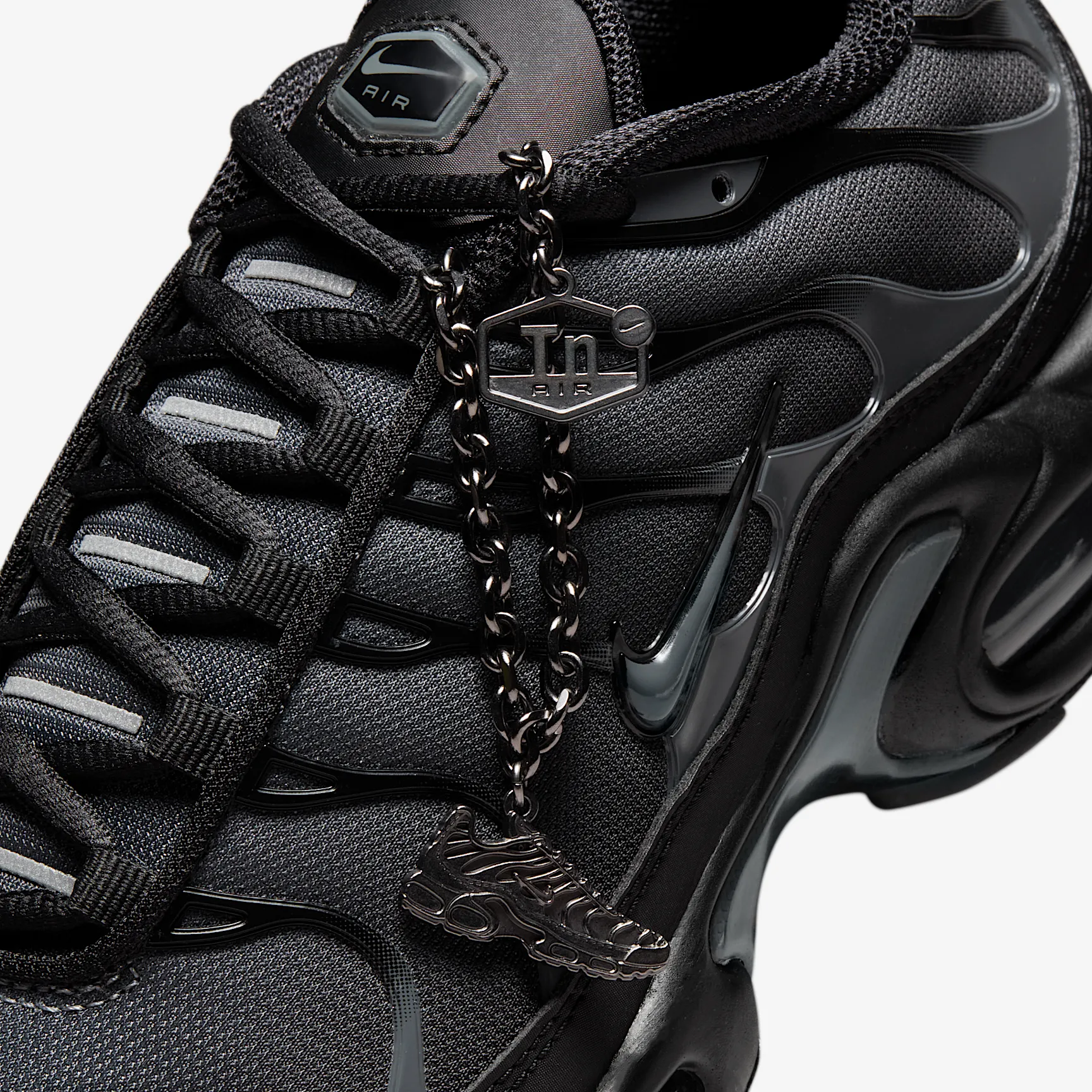 000000_Nike-Air-Max-Plus-WMNS_BLACK-METALLIC_IM6019-010_img9