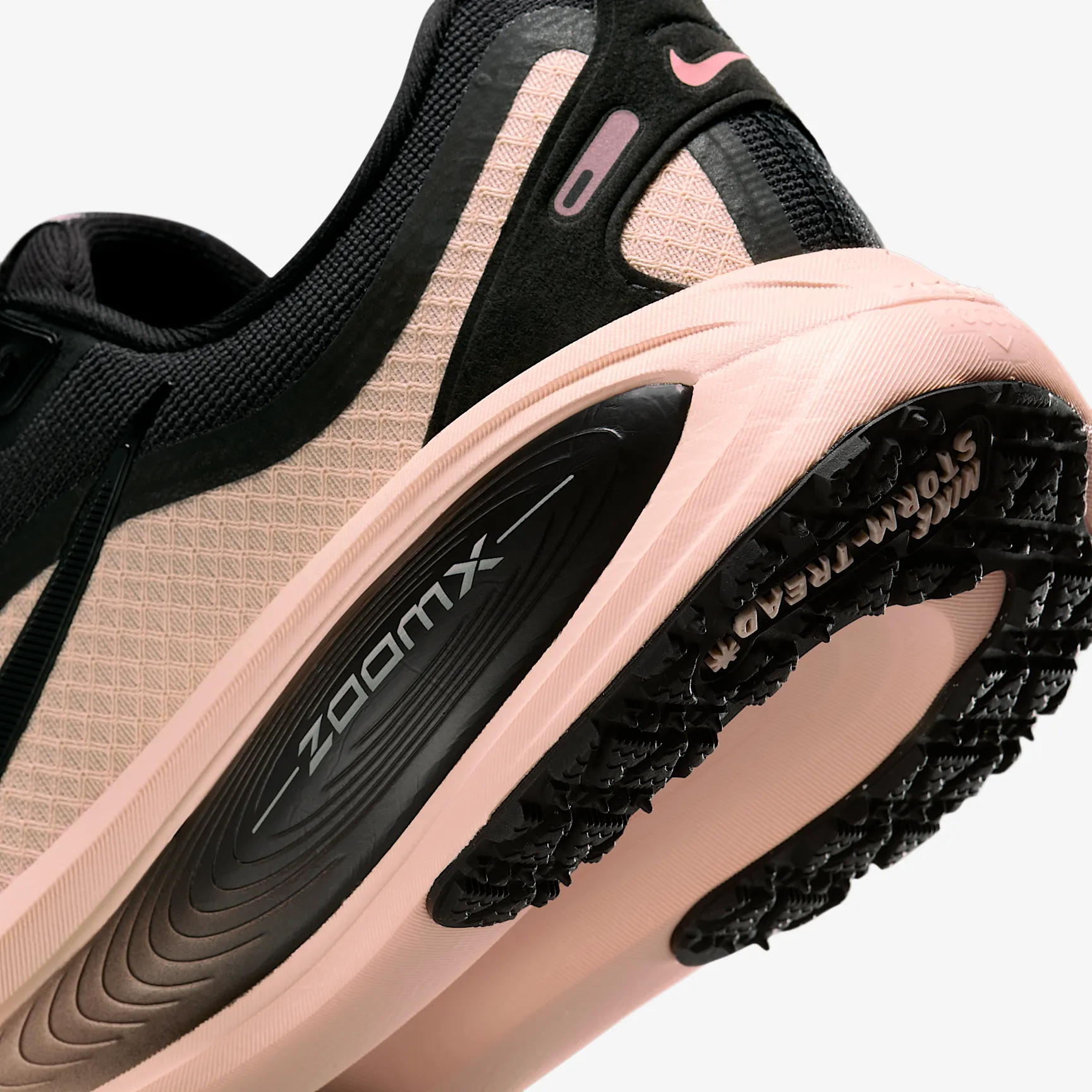 EEC0B8_Nike-Vomero-18-Gore-Tex_BLACK-PINK_HQ7002-003_img7