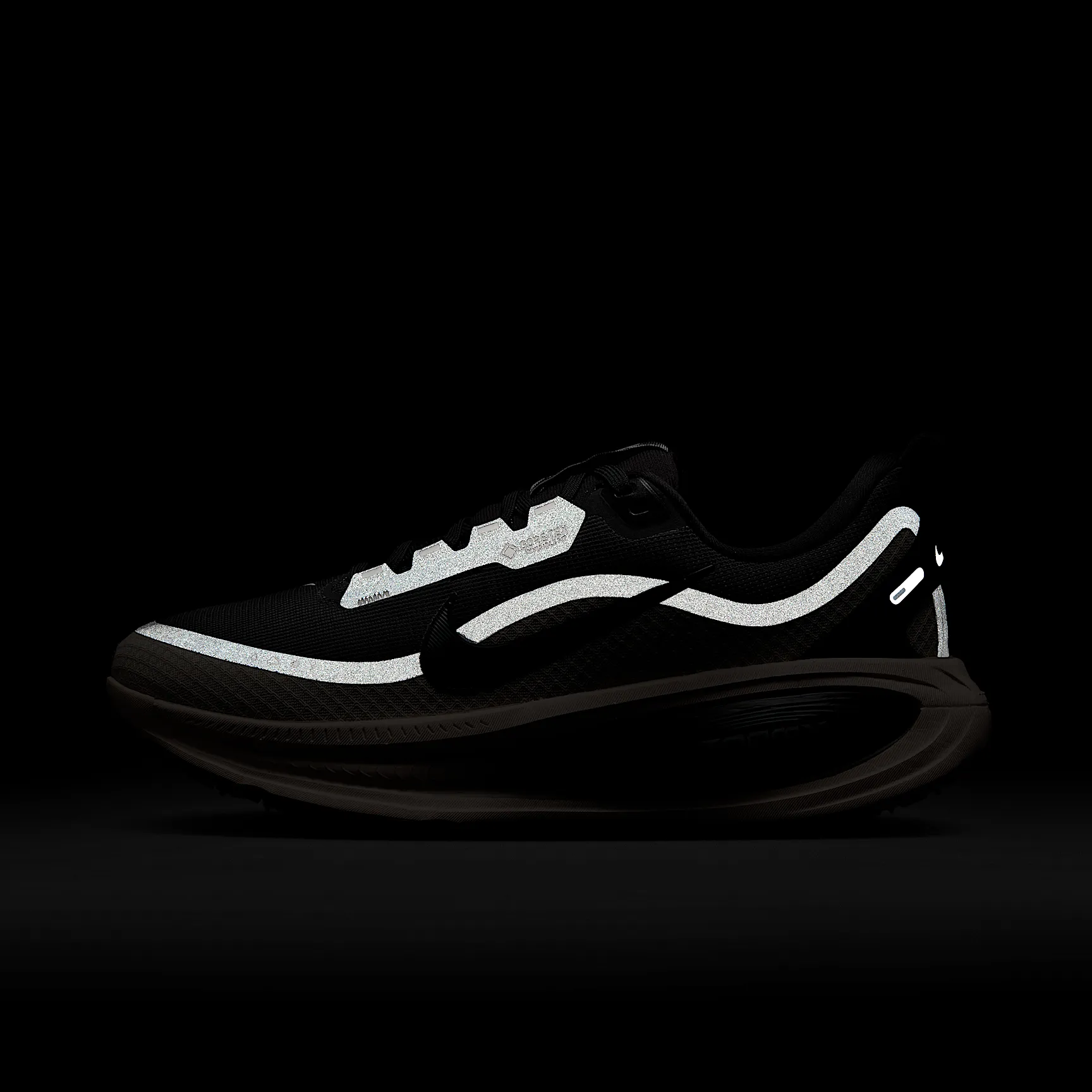 EEC0B8_Nike-Vomero-18-Gore-Tex_BLACK-PINK_HQ7002-003_img8