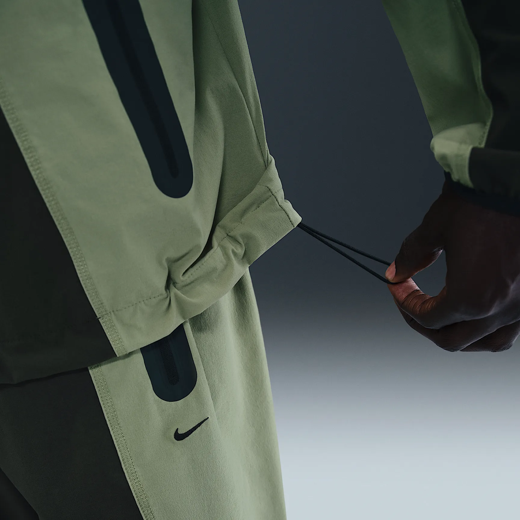 78846D_Nike-Tech-Dri-FIT-Woven-Colour-Block-Windrunner-Loose-Jacket_SEQUOIA_IH8461-355_img3