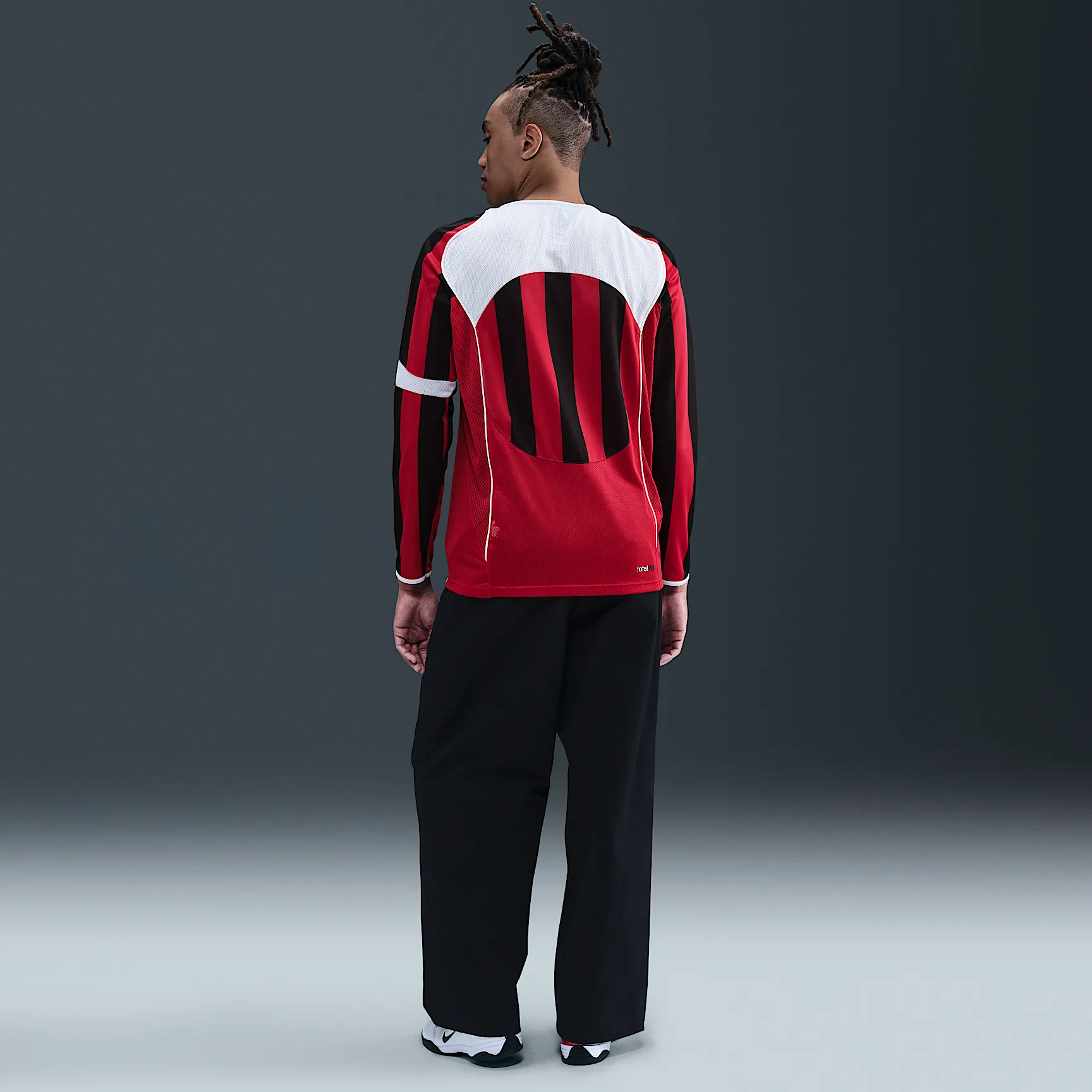 AE1A34_Nike-Total-90-Dri-FIT-Long-Sleeve-Football-Top_GYM-RED_IM6313-687_img4