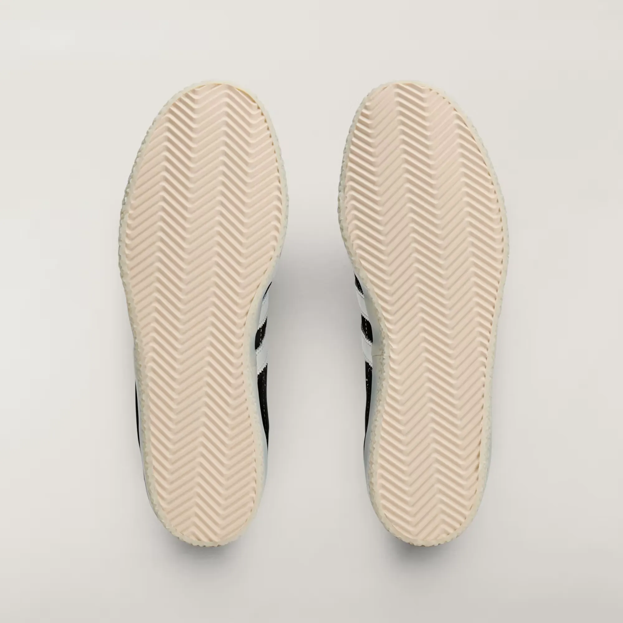 000000_Newcastle-United-FC-x-adidas-SPZL_BLACK_JQ9130_img2