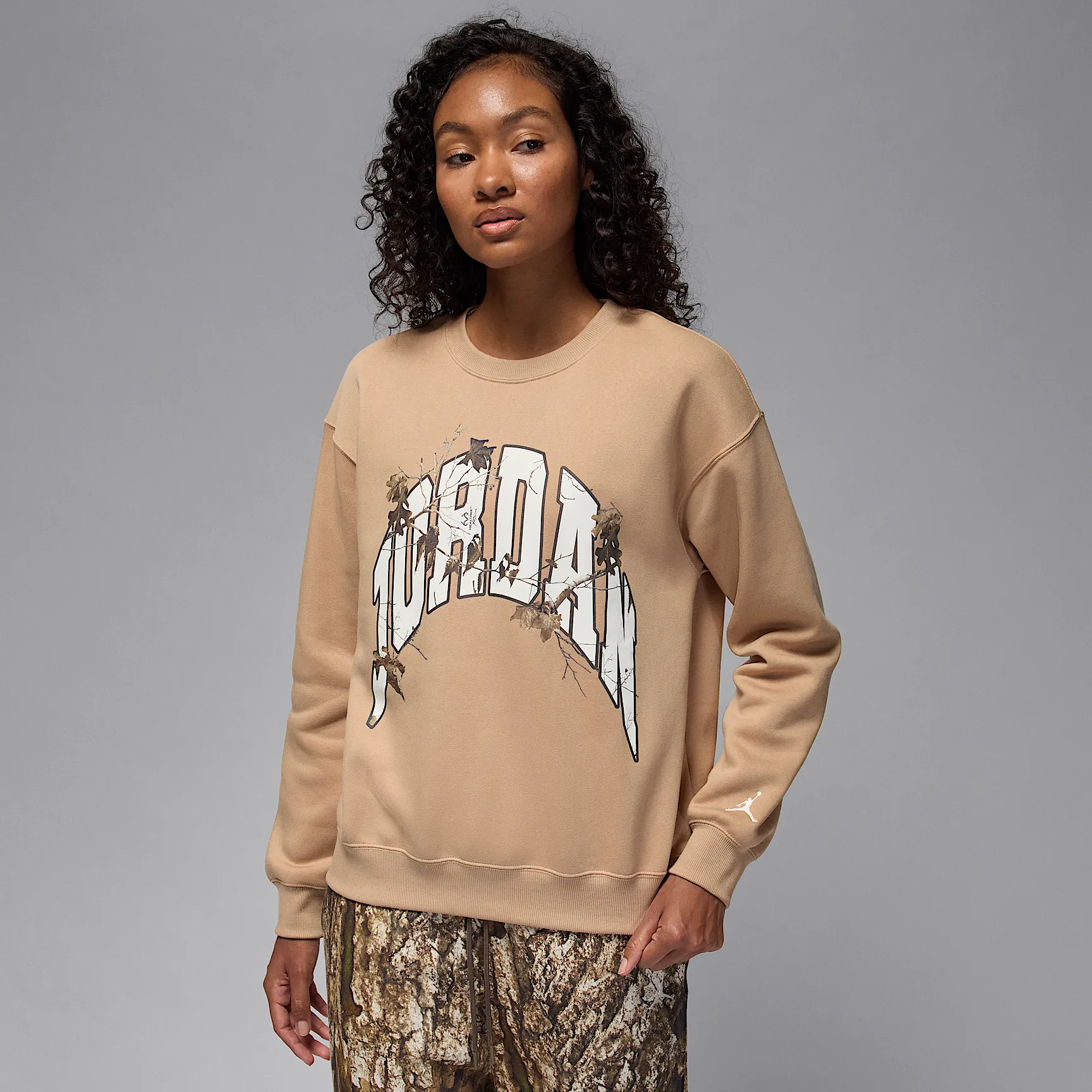 C7A080_Jordan-Brooklyn-Fleece-Realtree-Crewneck-Sweatshirt-WMNS_HEMP-SAIL_HV0472-200_img0