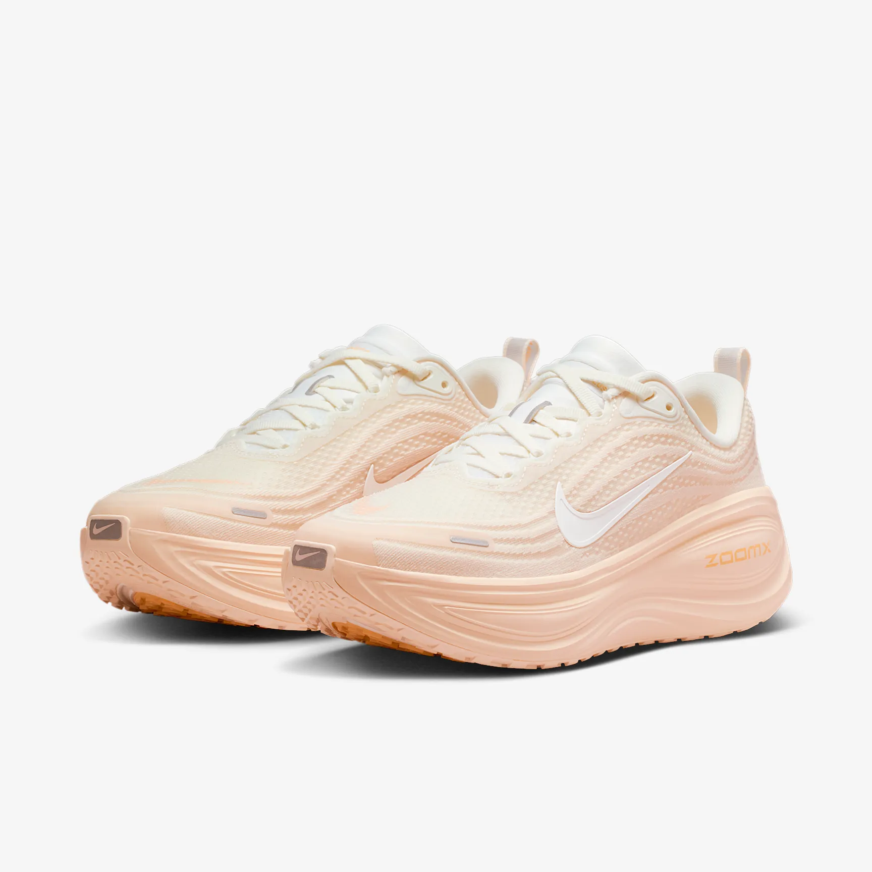 E7BDA5_Nike-Vomero-Plus-WMNS_GUAVA-ICE-ORANGE-CHALK_HV8154-801_img4