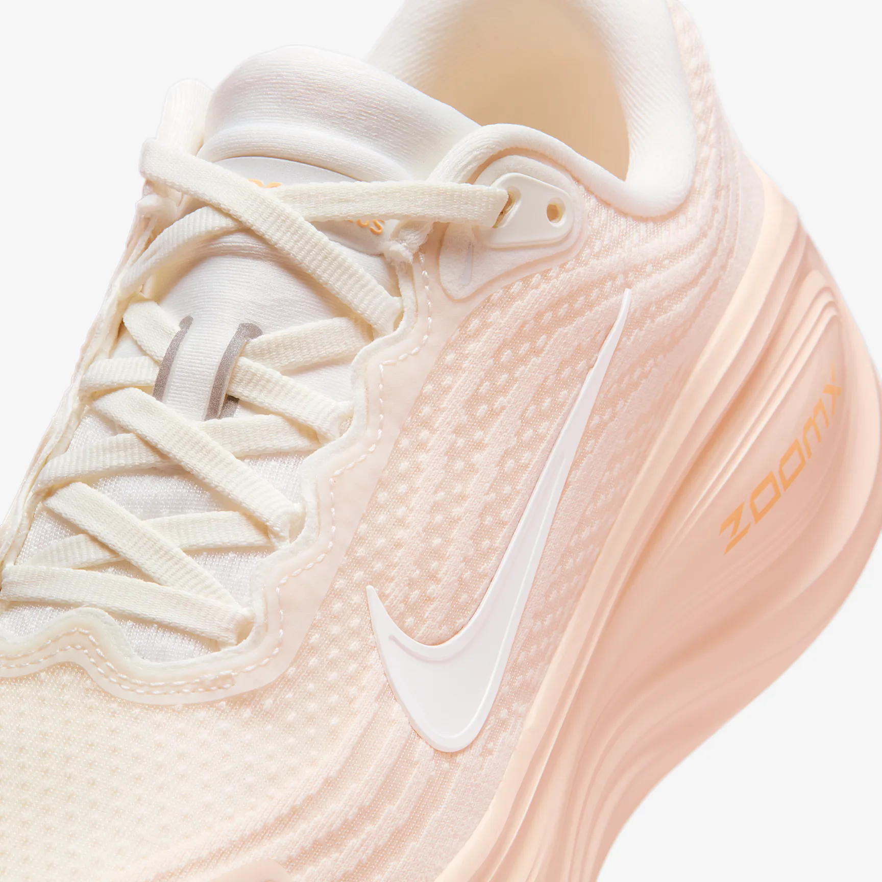 E7BDA5_Nike-Vomero-Plus-WMNS_GUAVA-ICE-ORANGE-CHALK_HV8154-801_img6
