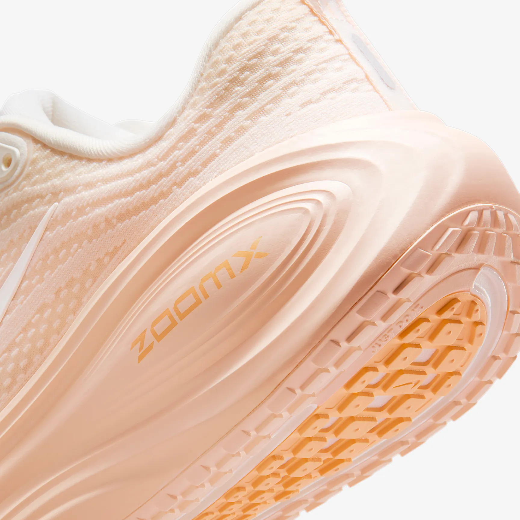 E7BDA5_Nike-Vomero-Plus-WMNS_GUAVA-ICE-ORANGE-CHALK_HV8154-801_img7