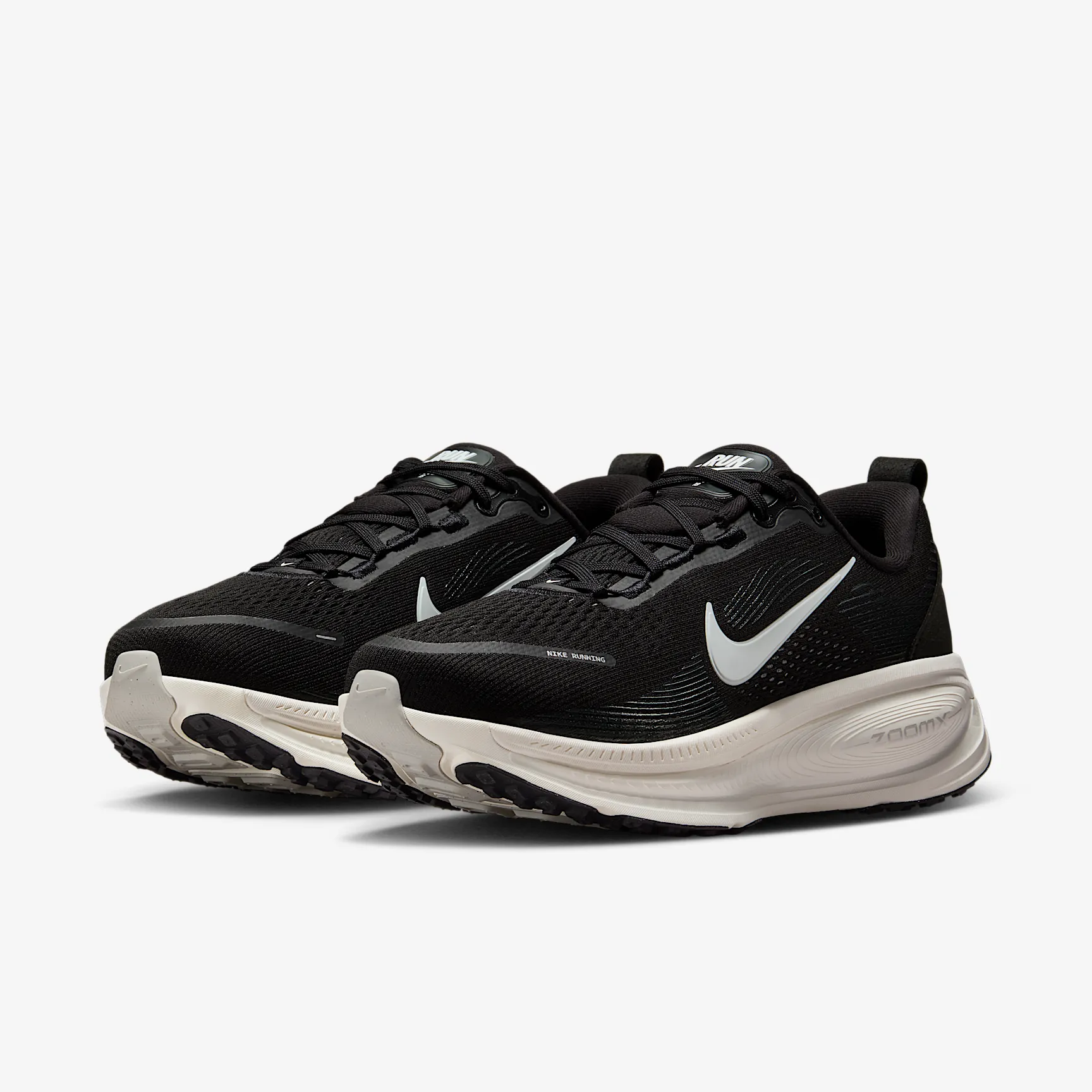 000000_Nike-Vomero-18-WMNS-Extra-Wide_BLACK-WHITE_IF0515-002_img4