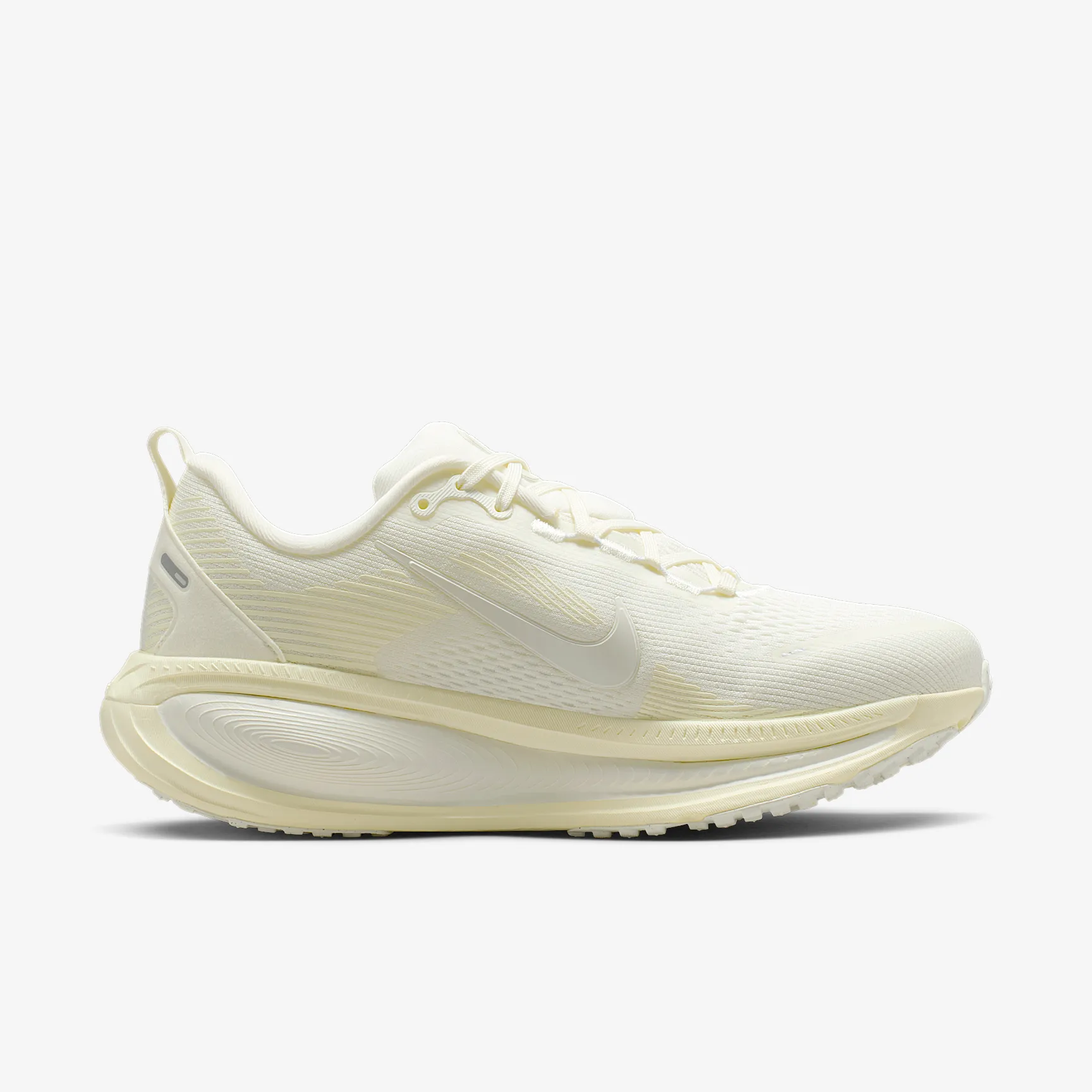 DBD8BD_Nike-Vomero-18-WMNS_SAIL-COCONUT_HM6804-110_img2