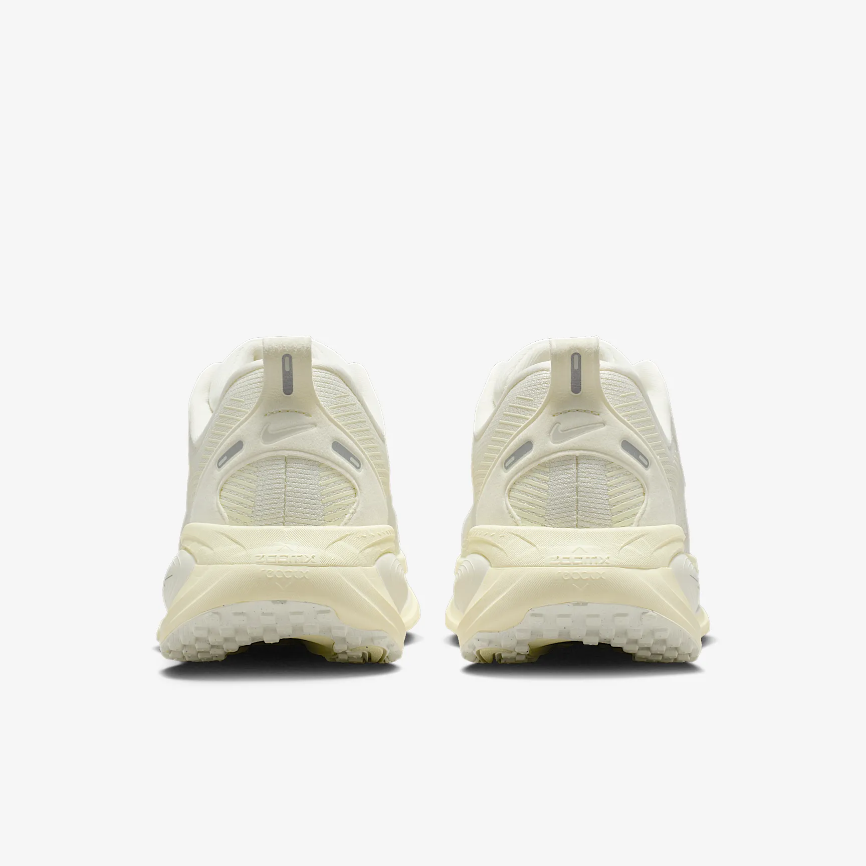 DBD8BD_Nike-Vomero-18-WMNS_SAIL-COCONUT_HM6804-110_img5