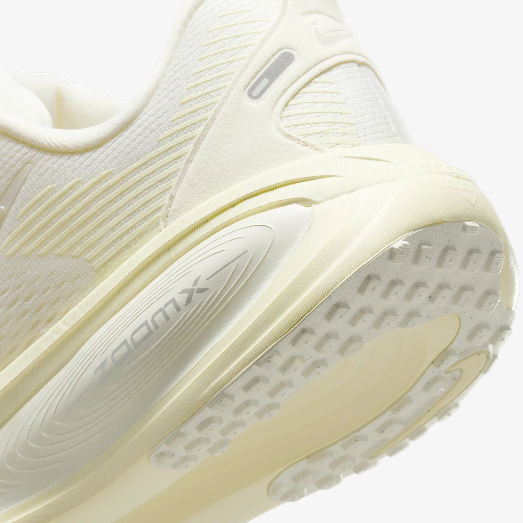 DBD8BD_Nike-Vomero-18-WMNS_SAIL-COCONUT_HM6804-110_img7