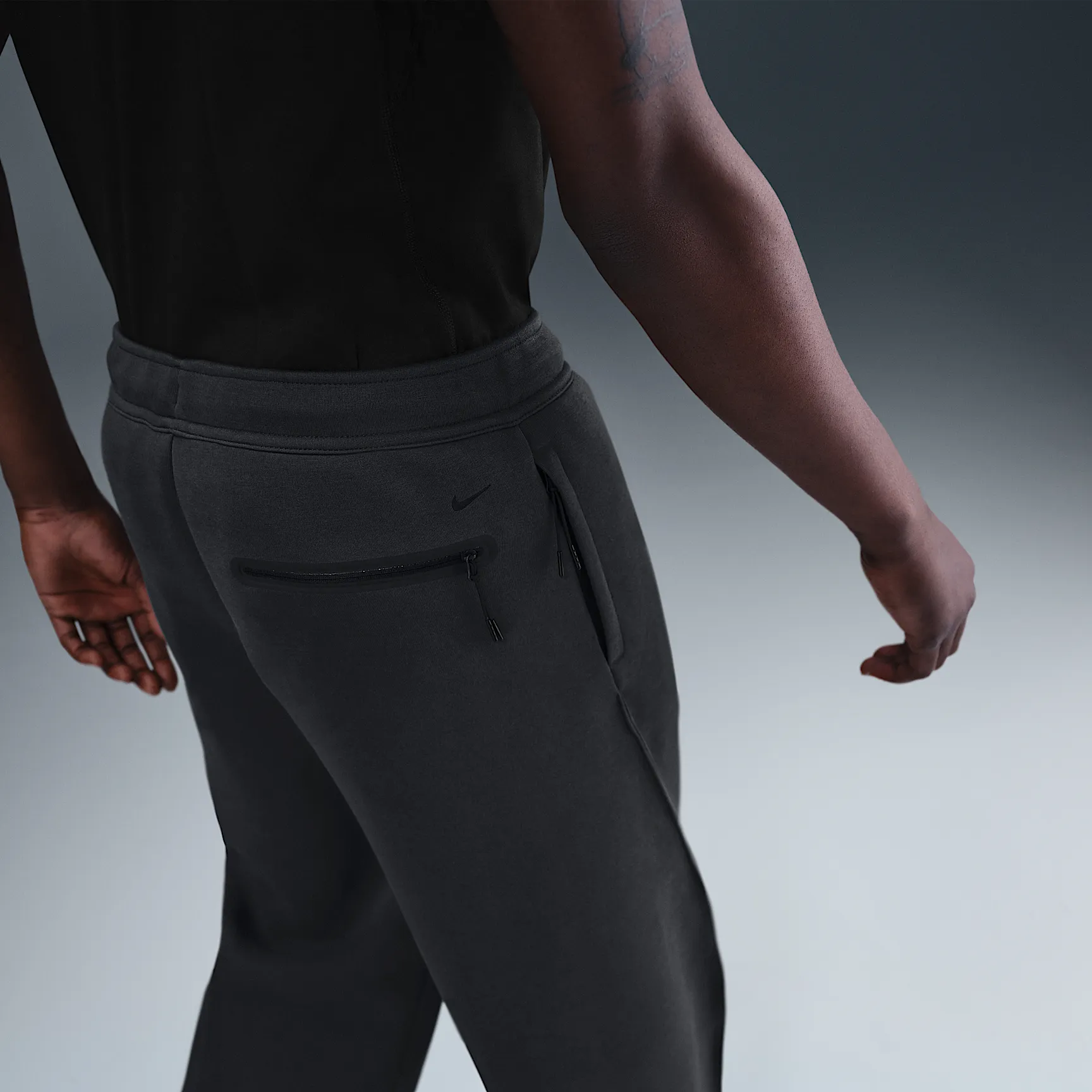 38393C_Nike-Tech-Fleece-Loose-Fit-Open-Hem-Trousers_ANTHRACITE-BLACK_HV6541-060_img3