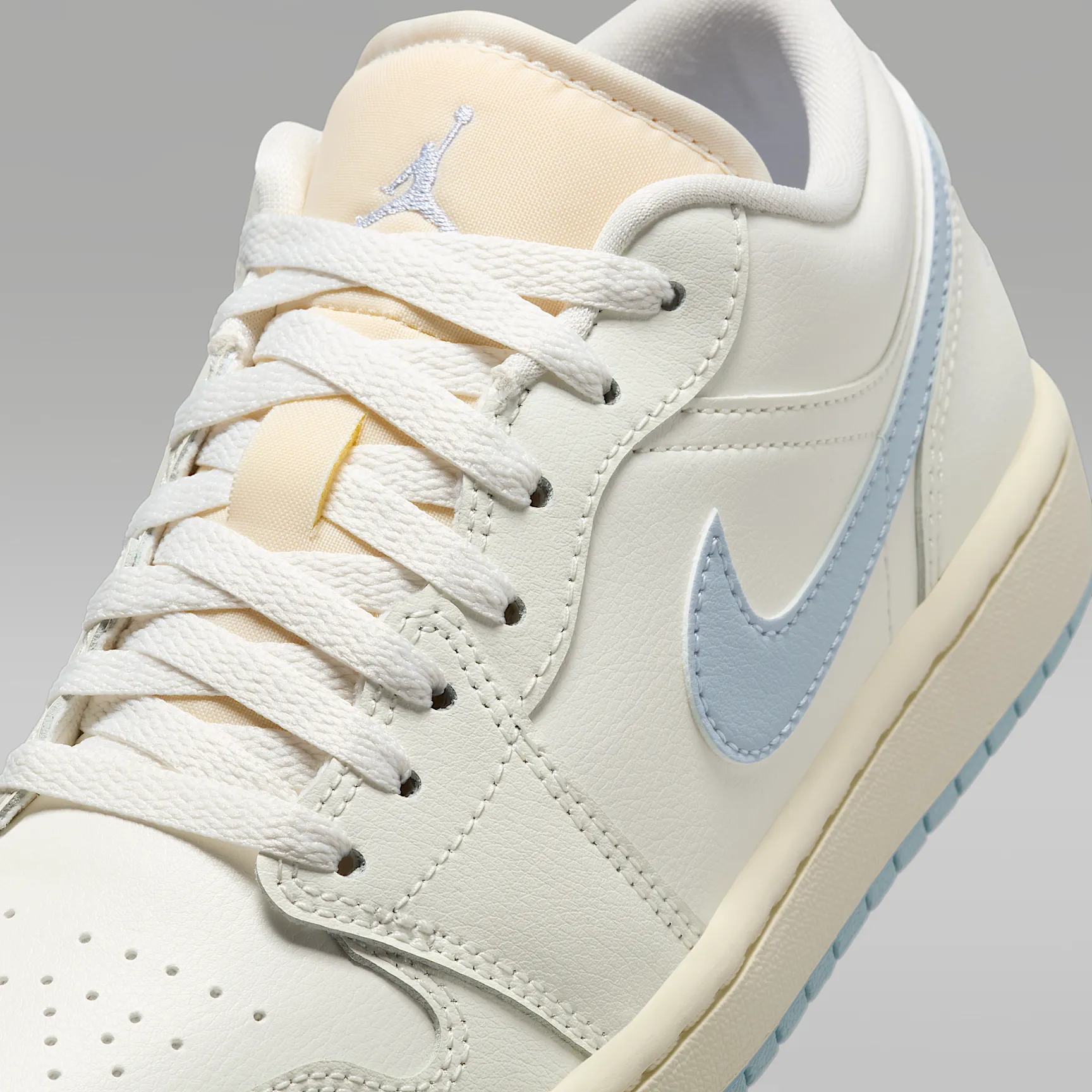 8D9CA6_Air-Jordan-1-Low-WMNS_GHOST_DC0774-106_img6