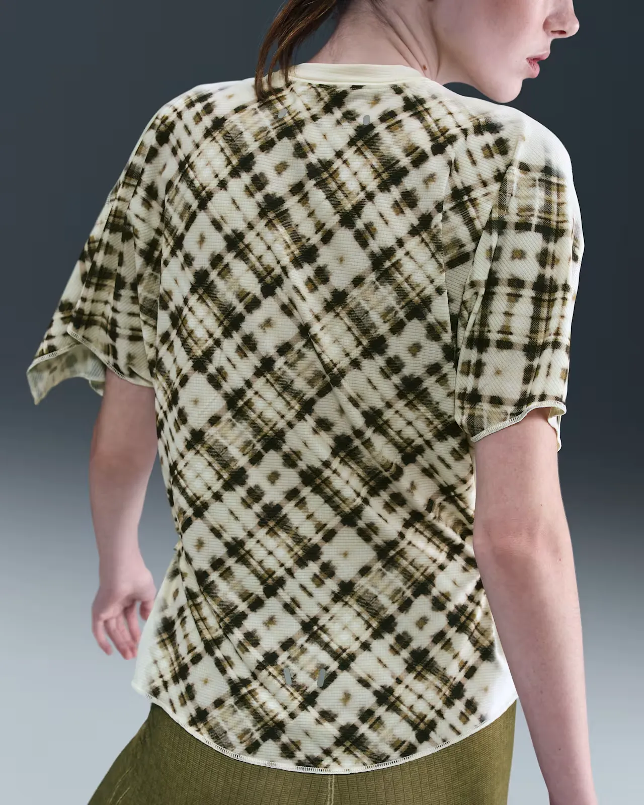 B4B7AC_KNWLS-x-Nike-Storm-Fit-Top-WMNS_KHAKI-WHITE-CHECK-PRINTED-POLYESTER_A-venir_img1