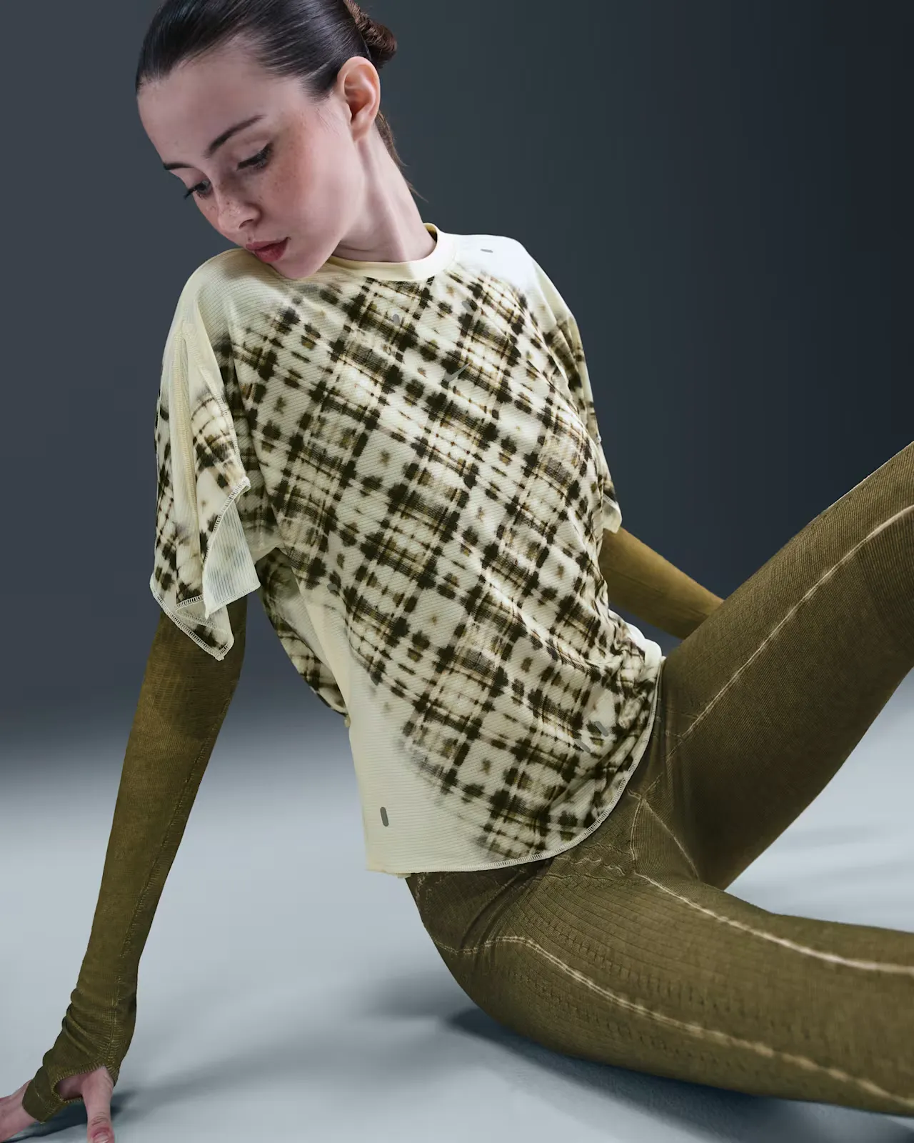 B4B7AC_KNWLS-x-Nike-Storm-Fit-Top-WMNS_KHAKI-WHITE-CHECK-PRINTED-POLYESTER_A-venir_img2