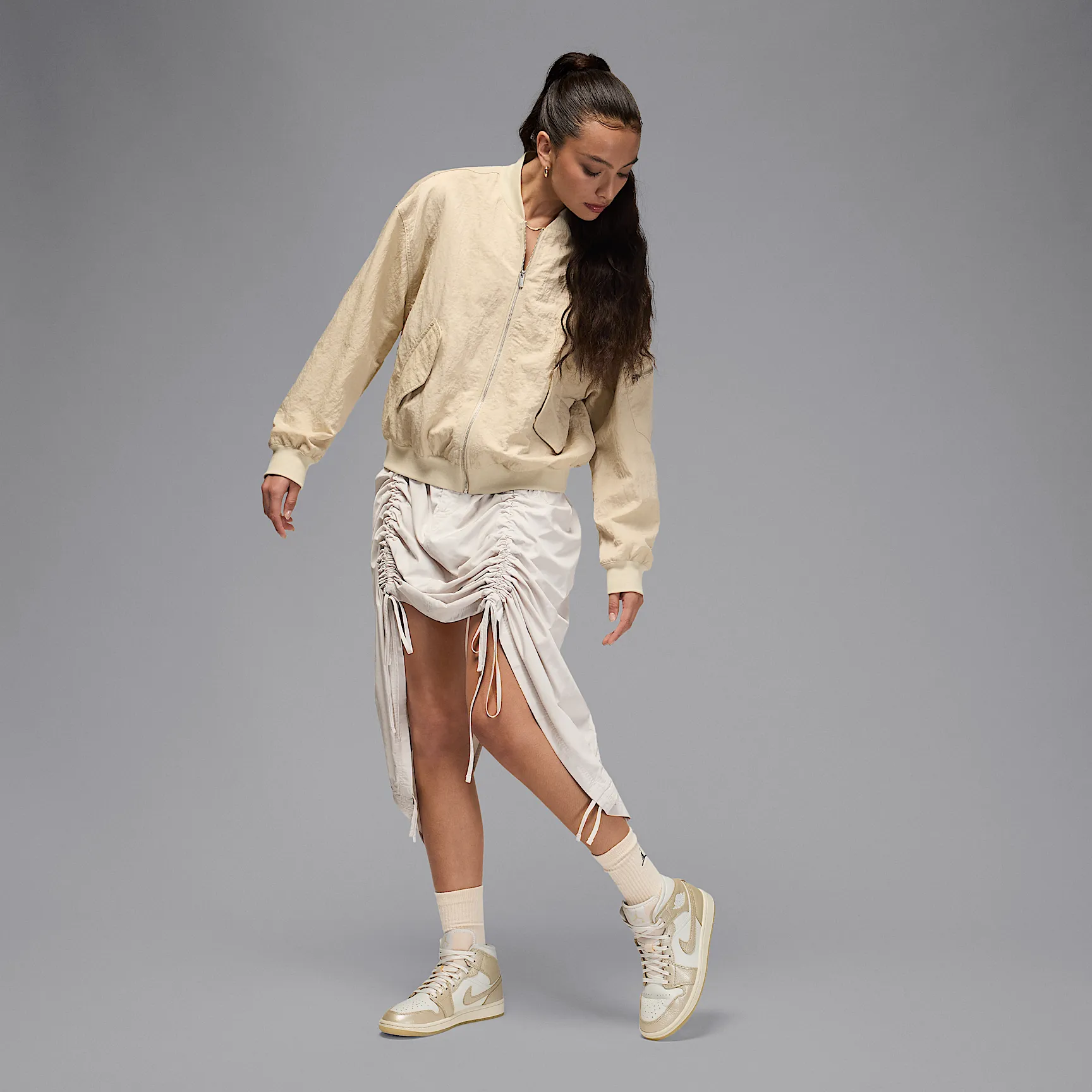 E7E0C9_Air-Jordan-1-Mid-SE_SAIL-PALE-IVORY-GOLD_HV5159-100_img9