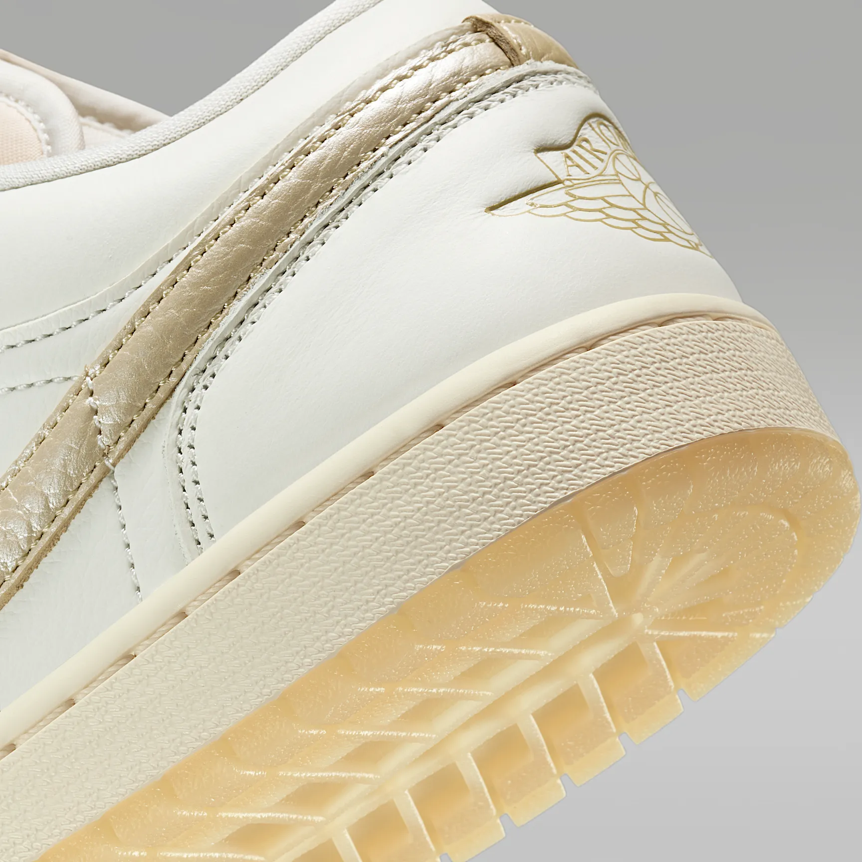 9B8F71_Air-Jordan-1-Low-SE-WMNS_SAIL-TEAM-GOLD_HV5157-100_img7