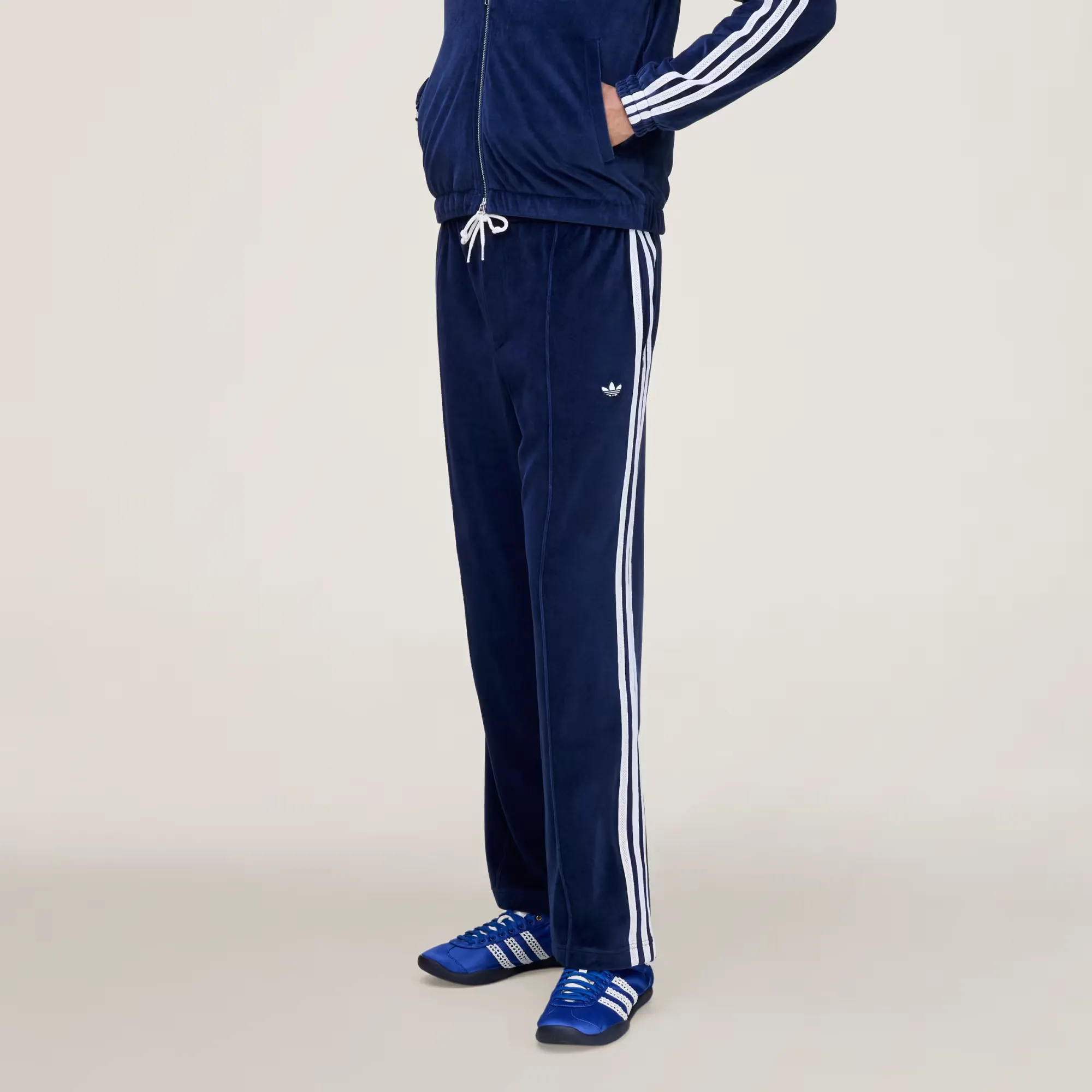 0F1733_Wales-Bonner-x-adidas-Velour-Track-Pant_COLLEGIATE-NAVY_KG3625_img2