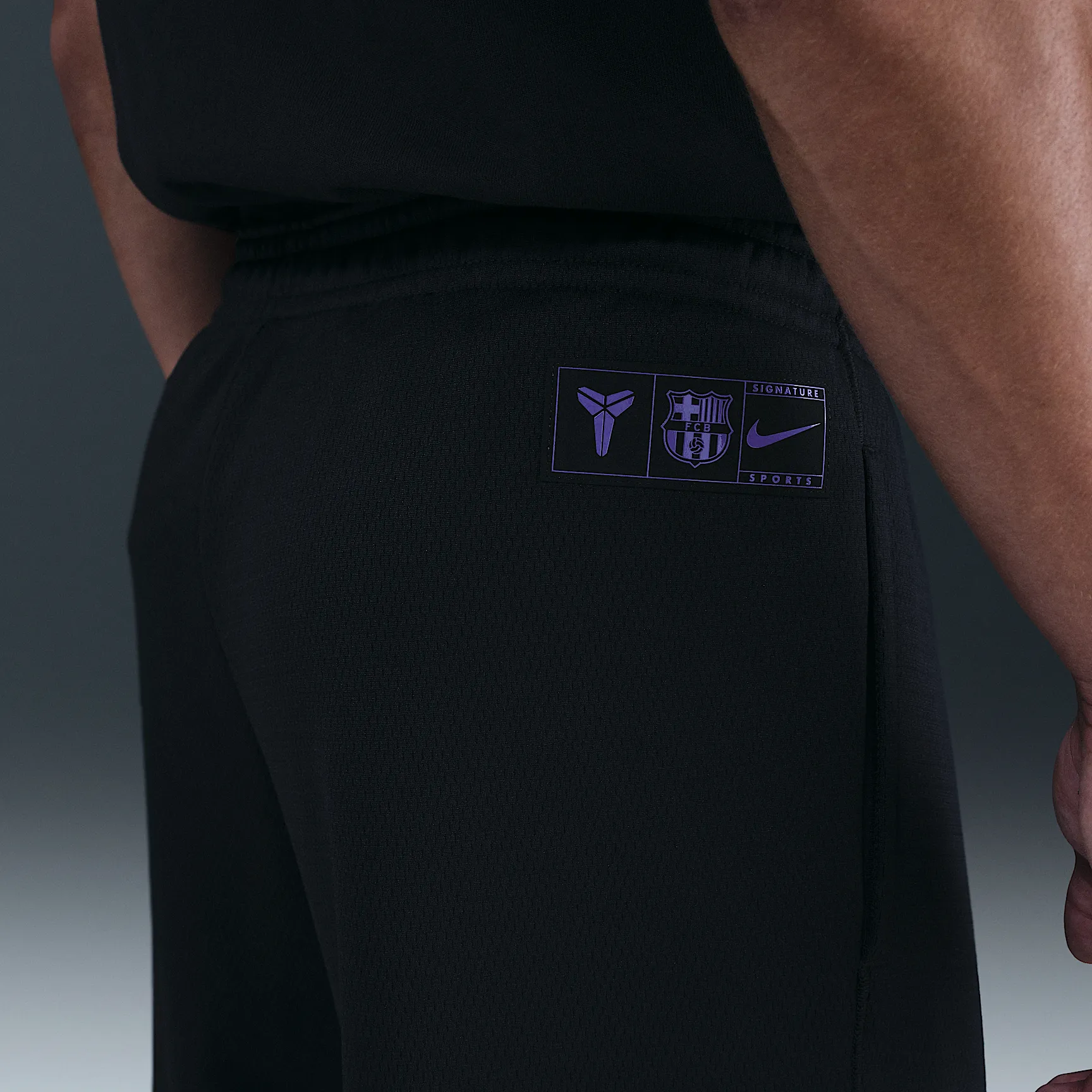 6365AC_Kobe-Therma-FIT-Soccer-Pants_FC-Barcelona-Away_HQ9616-010_img1