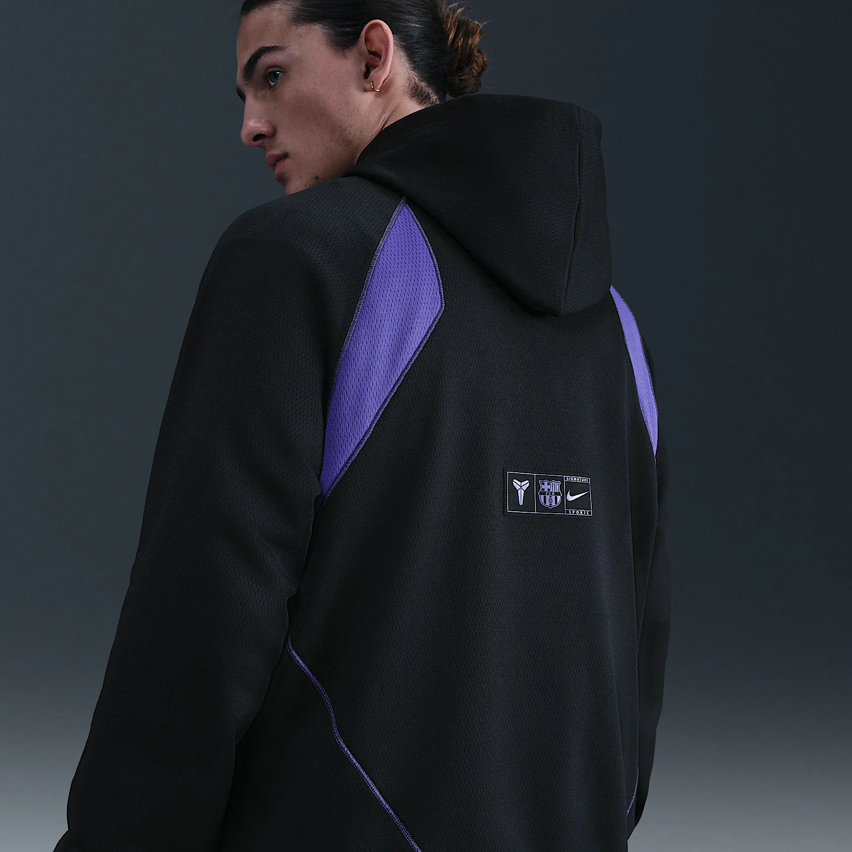 3E357F_Kobe-Therma-FIT-Soccer-Pullover-Hoodie_FC-Barcelona-Away-_HQ9608-010_img1