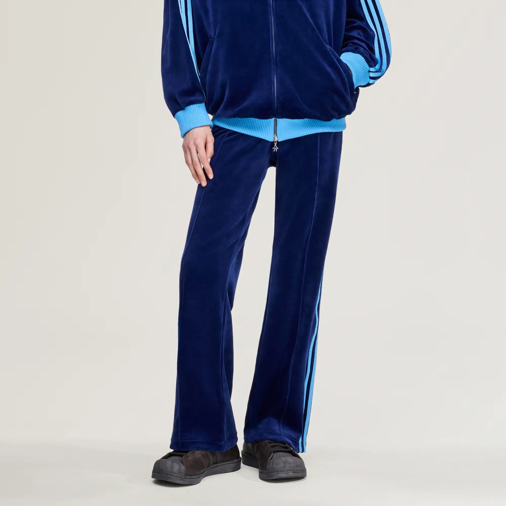 0D0B28_AVAVAV-x-adidas-Velvet-Track-Pants_DARK-BLUE_KD1493_img5