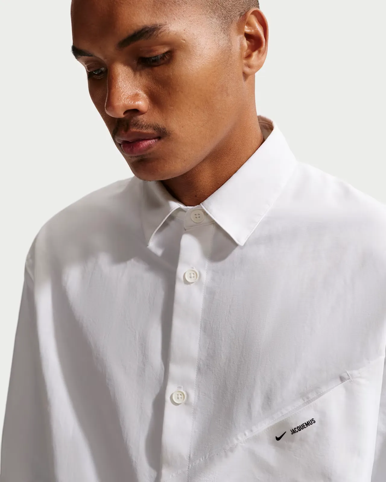 000000_Jacquemus-x-Nike-Long-Sleeve-Shirt_WHITE_HQ6148-100_img1