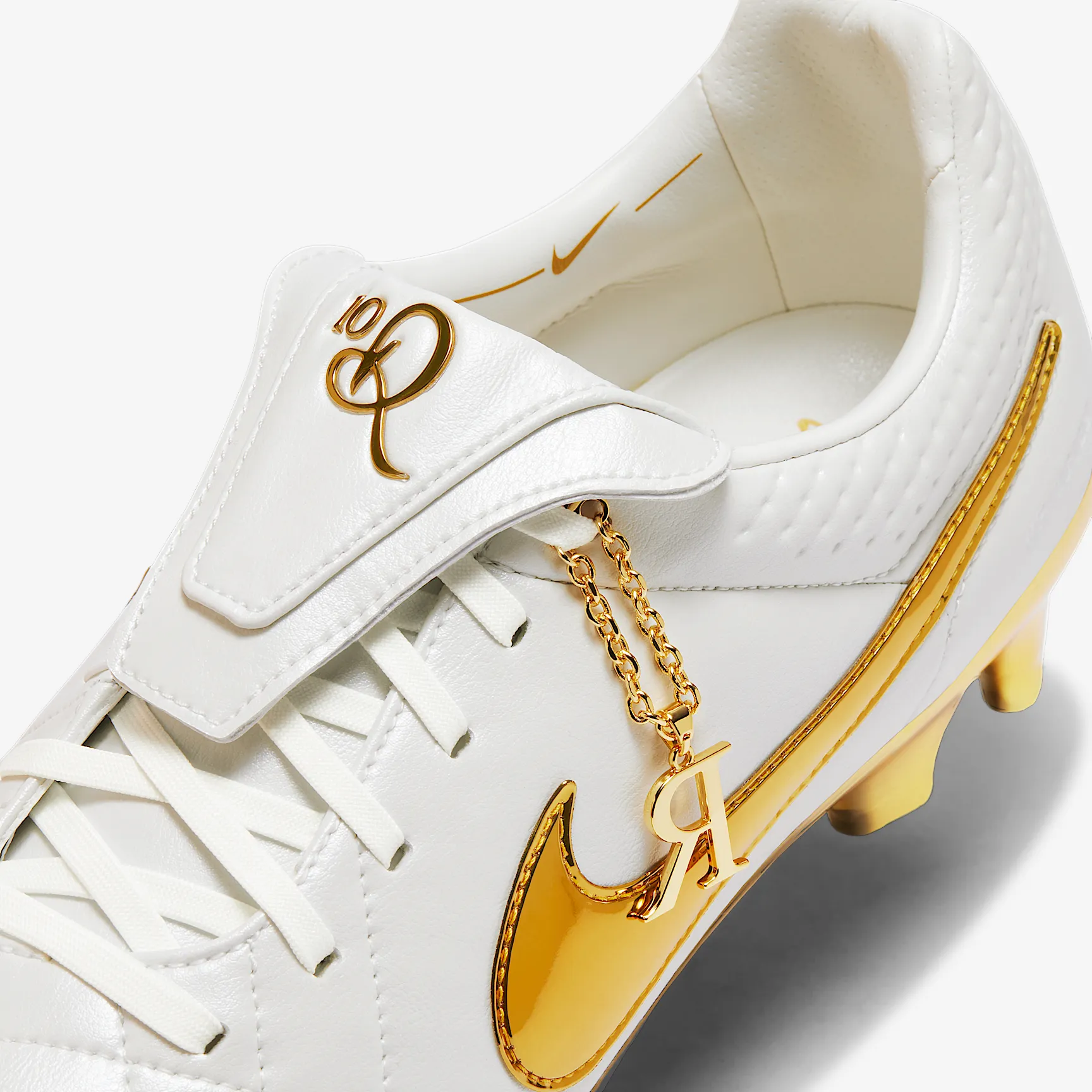 B5792C_Ronaldinho-x-Nike-Tiempo-Legend-FG_TOUCH-OF-GOLD_IF4388-100_img7