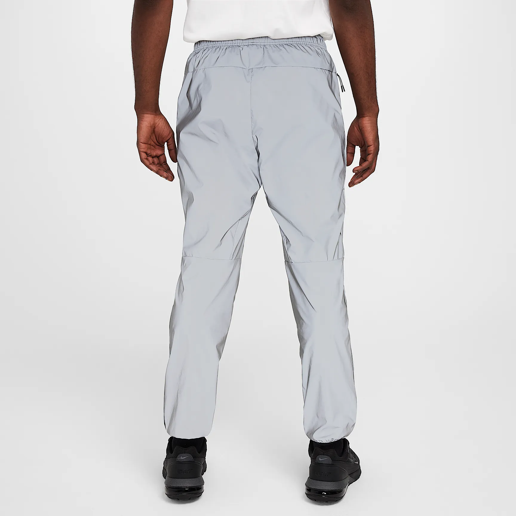 C7CBCF_Nike-Tech-Woven-Reflective-Trousers_REFLECT-SILVER_FZ7587-035_img1