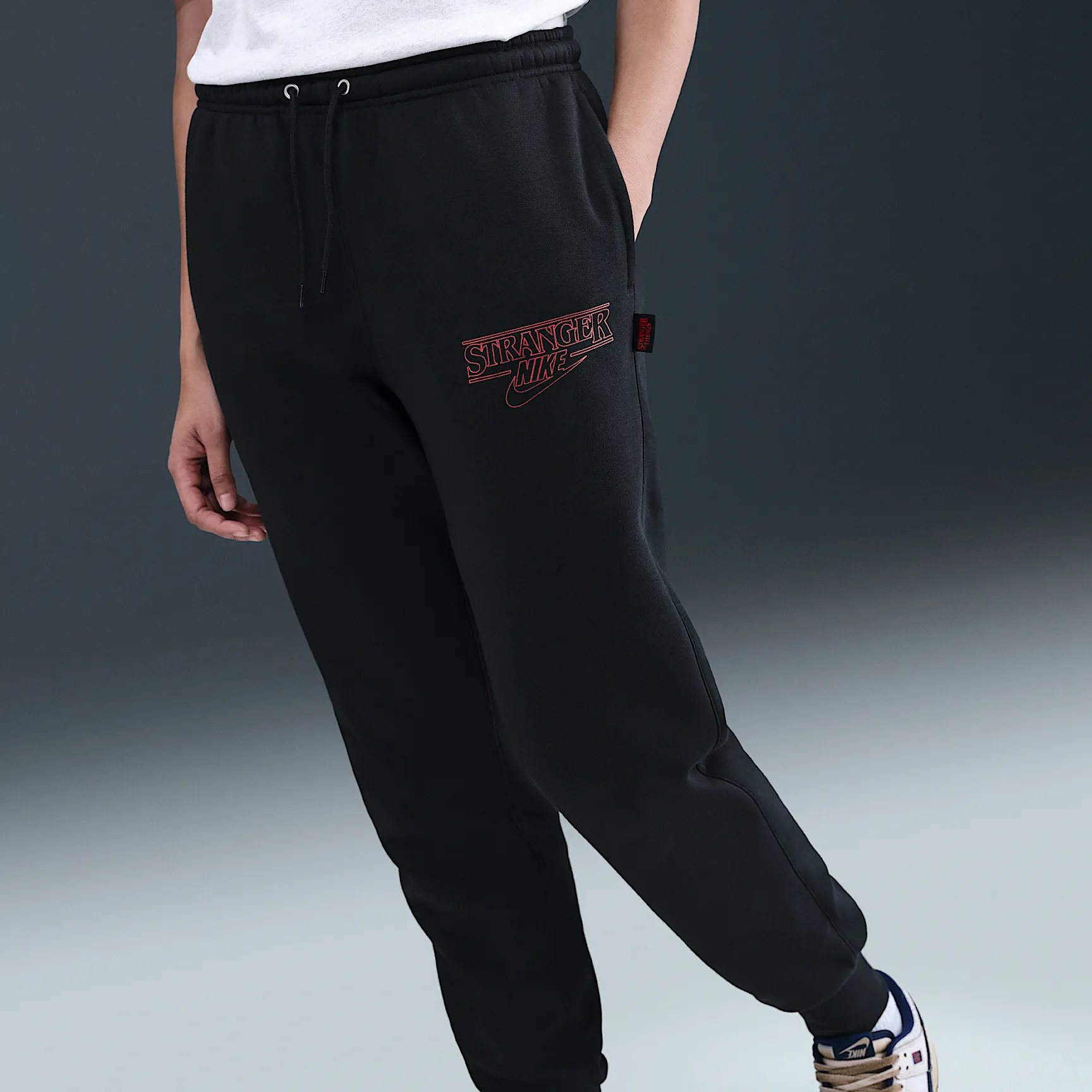 000000_Stranger-Things-x-Nike-Fleece-Pants_BLACK_IF8524-010_img3