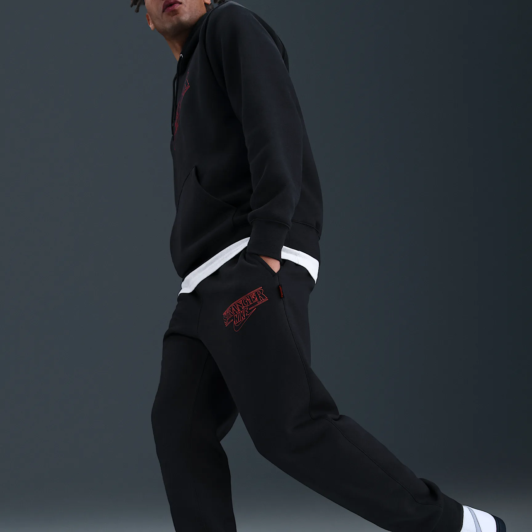 000000_Stranger-Things-x-Nike-Fleece-Pants_BLACK_IF8524-010_img4