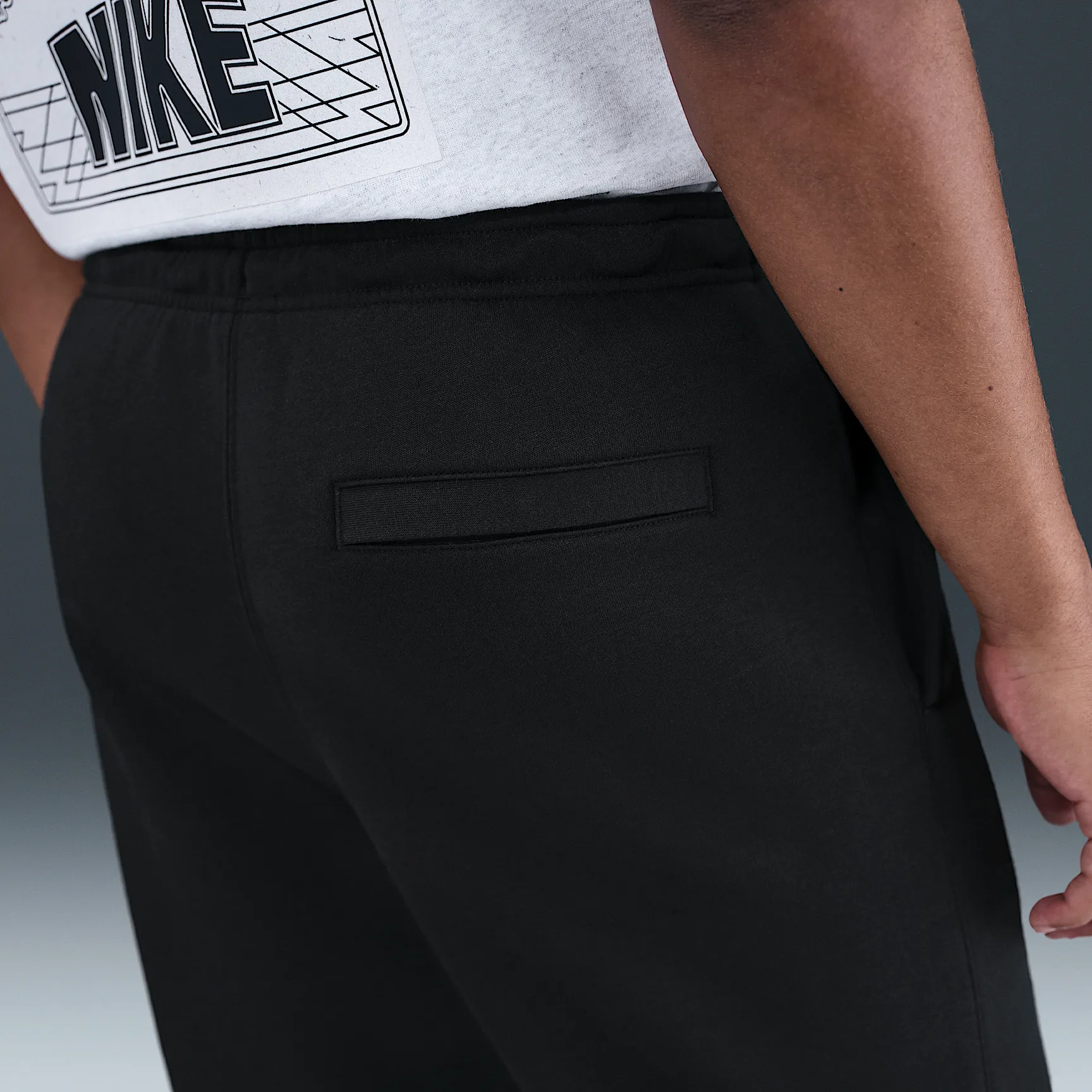 000000_Stranger-Things-x-Nike-Fleece-Pants_BLACK_IF8524-010_img8
