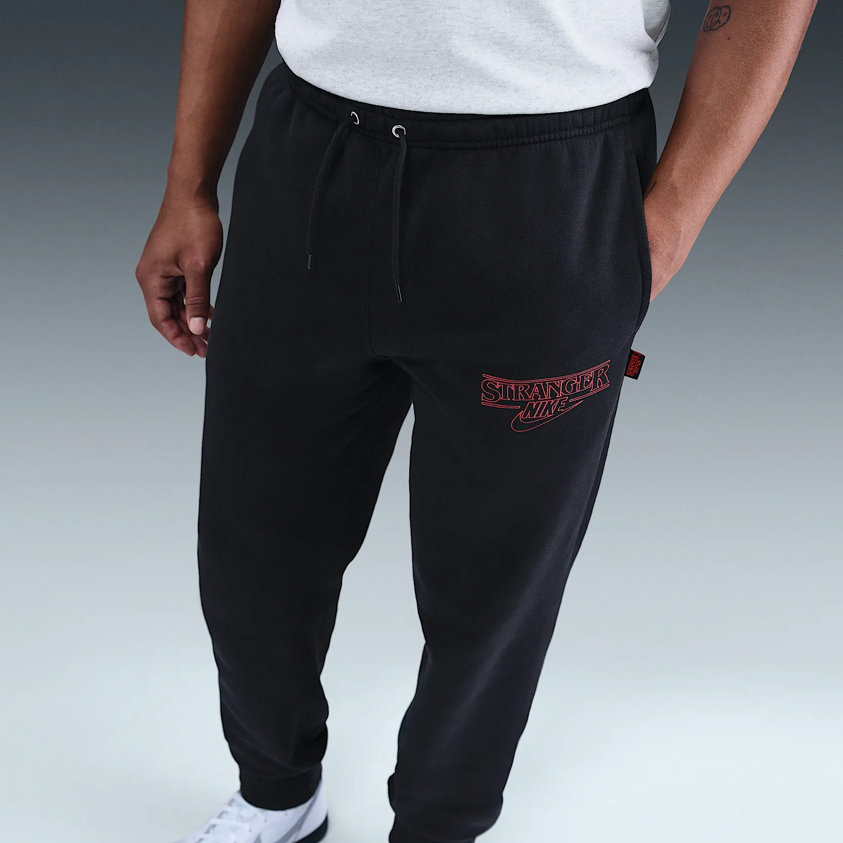000000_Stranger-Things-x-Nike-Fleece-Pants_BLACK_IF8524-010_img0