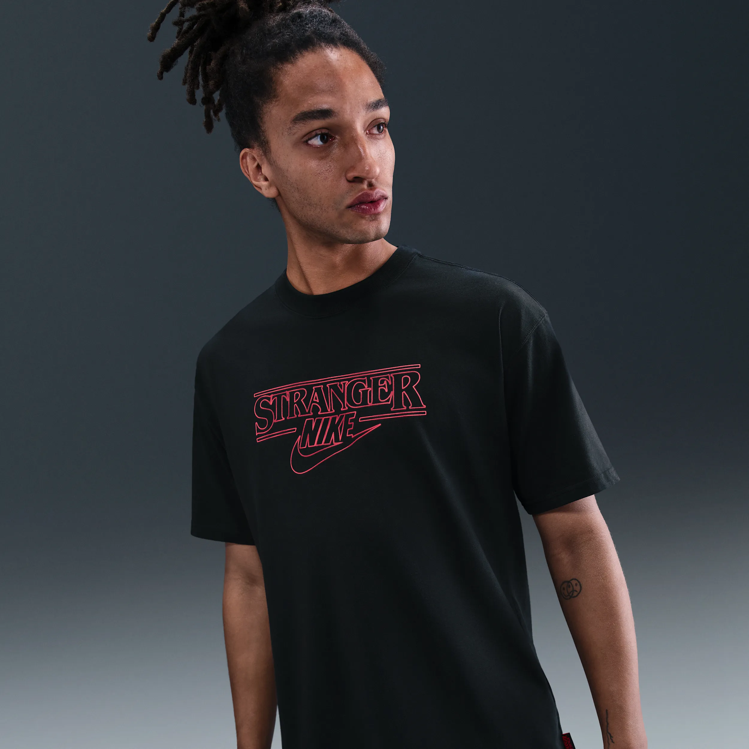 1F1F1F_Stranger-Things-x-Nike-T-Shirt_BLACK_IB8056-010_img2