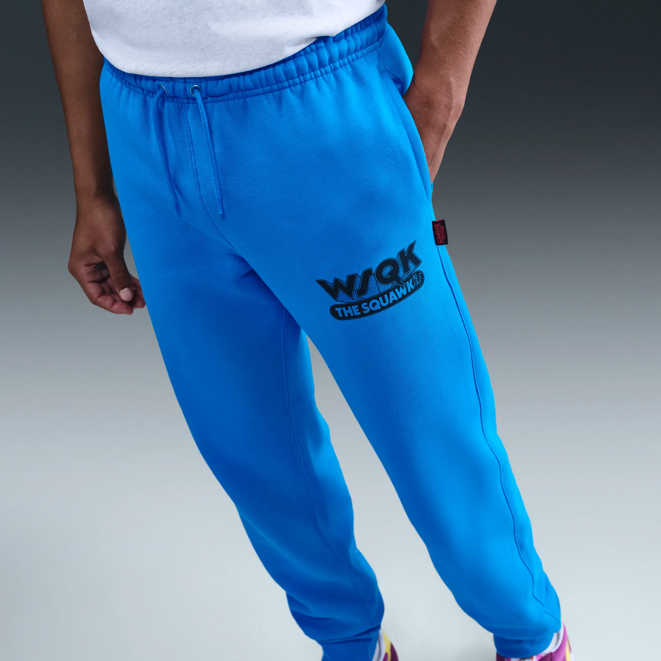 0161ba_Stranger-Things-x-Nike-Fleece-Pants_LIGHT-PHOTO-BLUE_IF1992-435_img2