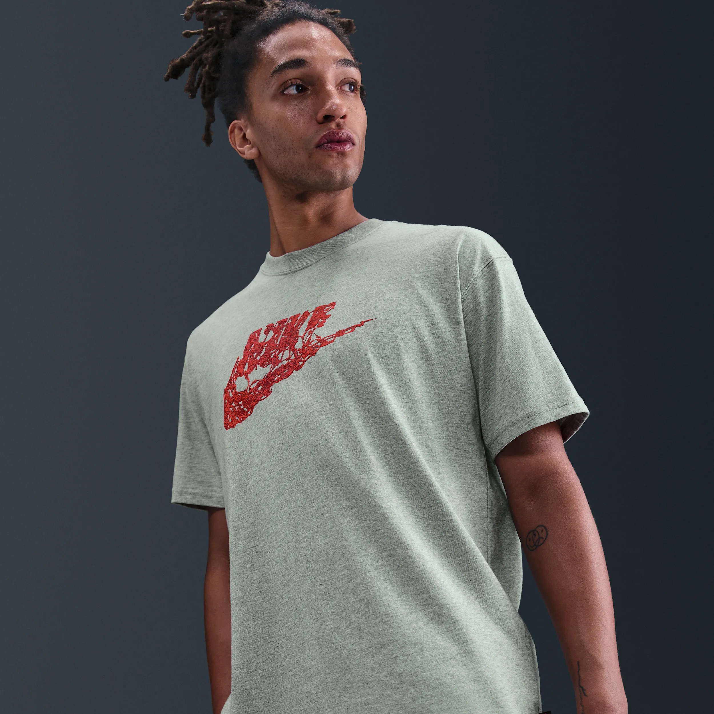 1F1F1F_Stranger-Things-x-Nike-T-Shirt_GREY_IB8068-063_img3