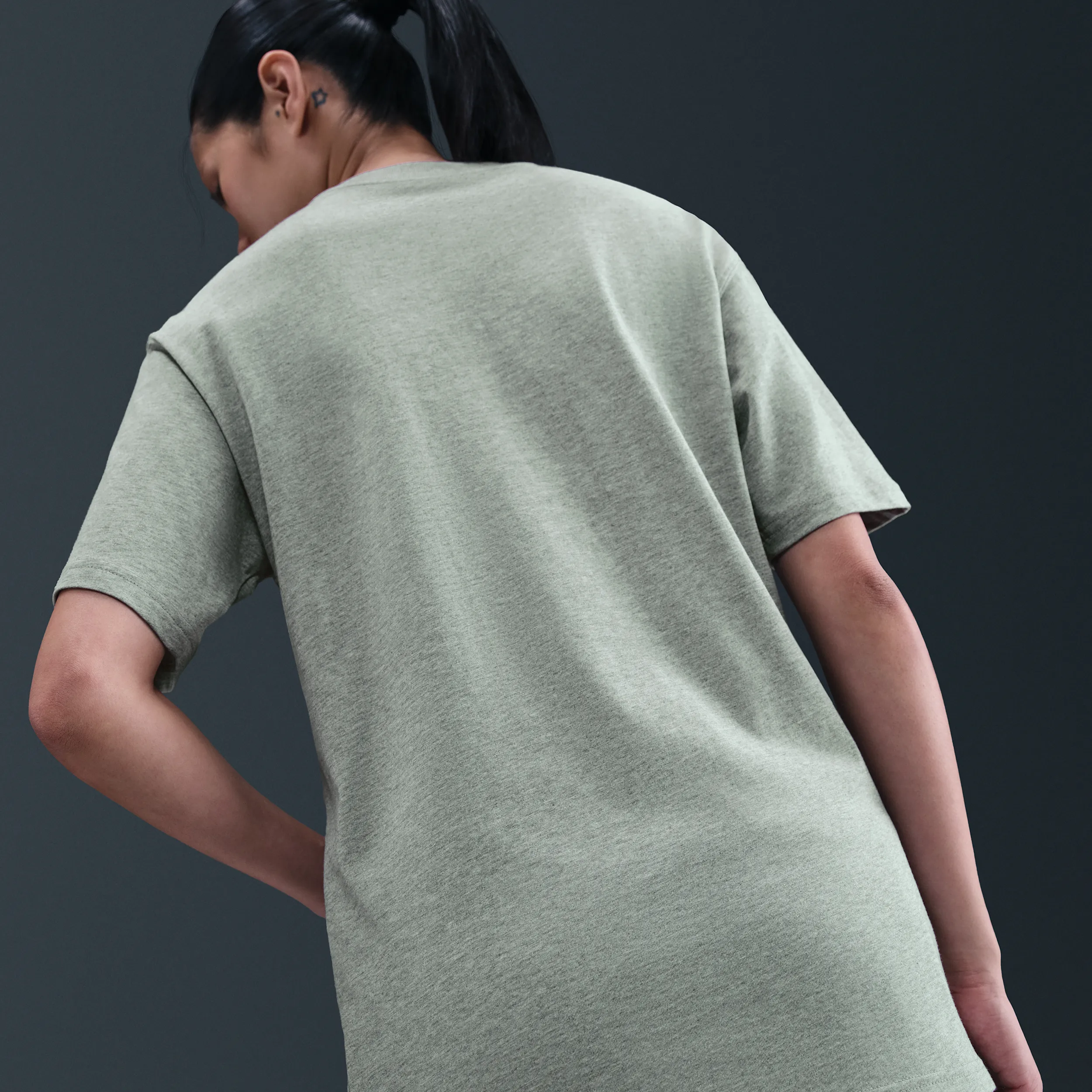 1F1F1F_Stranger-Things-x-Nike-T-Shirt_GREY_IB8068-063_img4