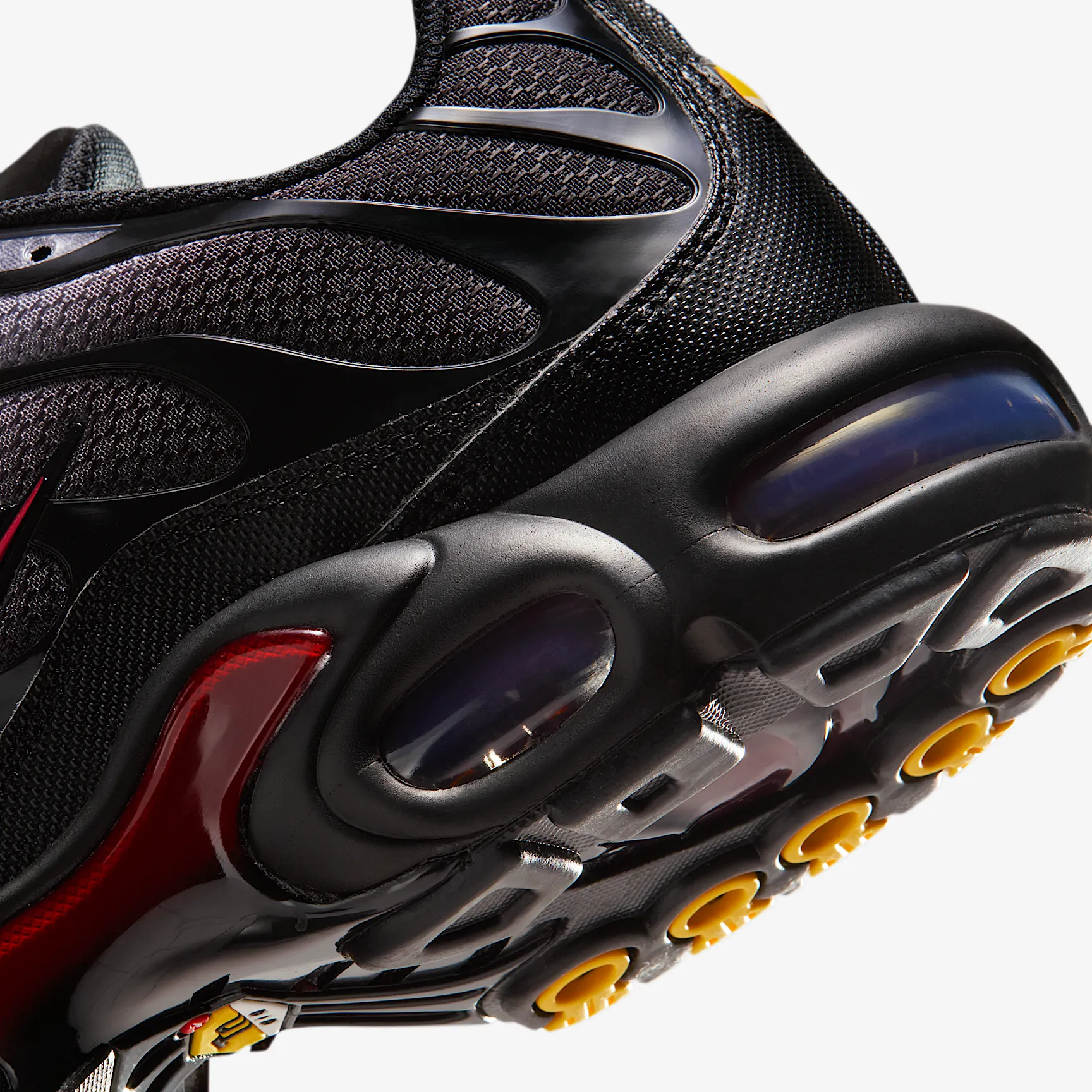 1B1B1D_Nike-Air-Max-Plus_BLACK-TEAM-CRIMSON_DM0032-032_img7
