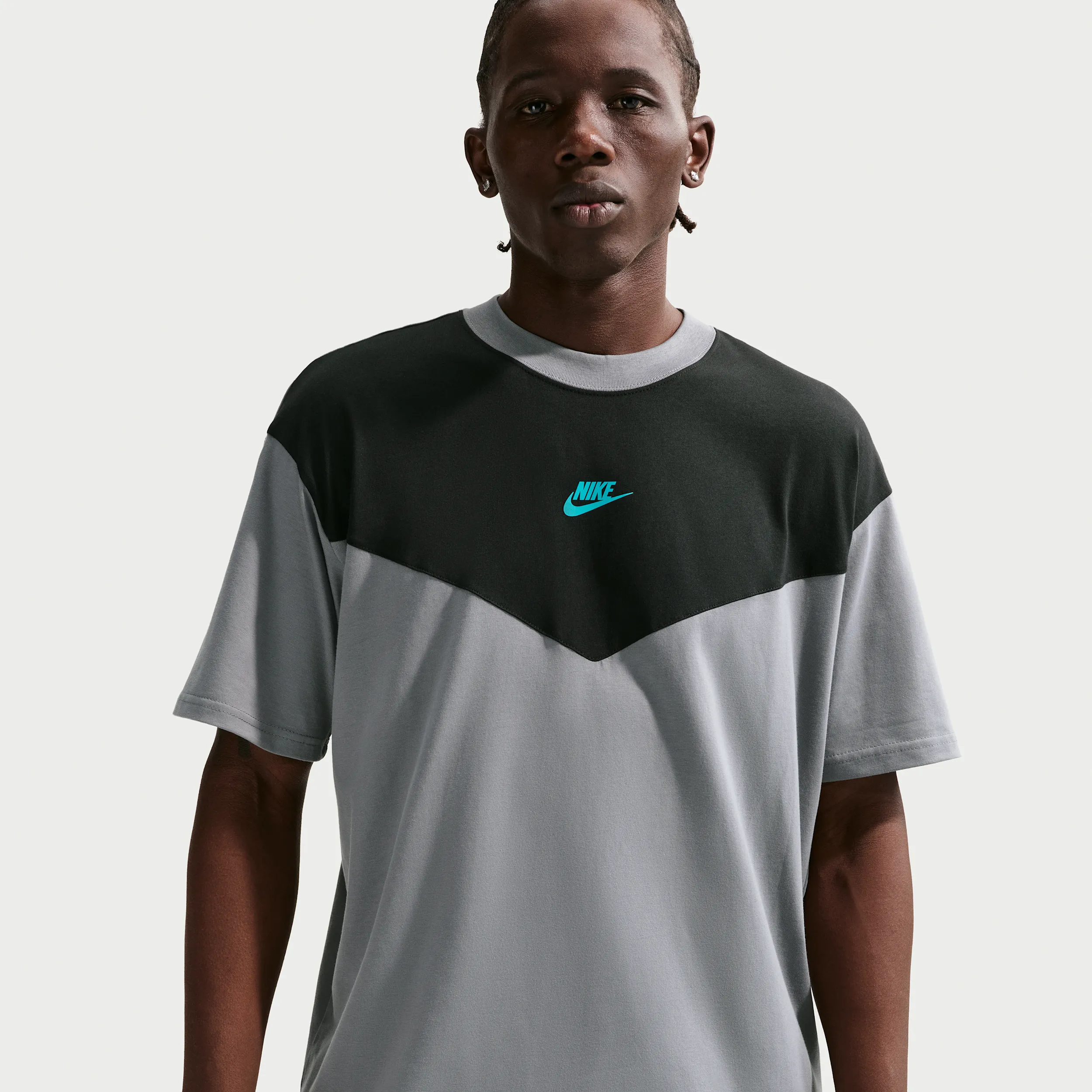 1F1F1F_Nike-Sportswear-T-Shirt_COOL-GREY-BLACK_IH4301-011_img1