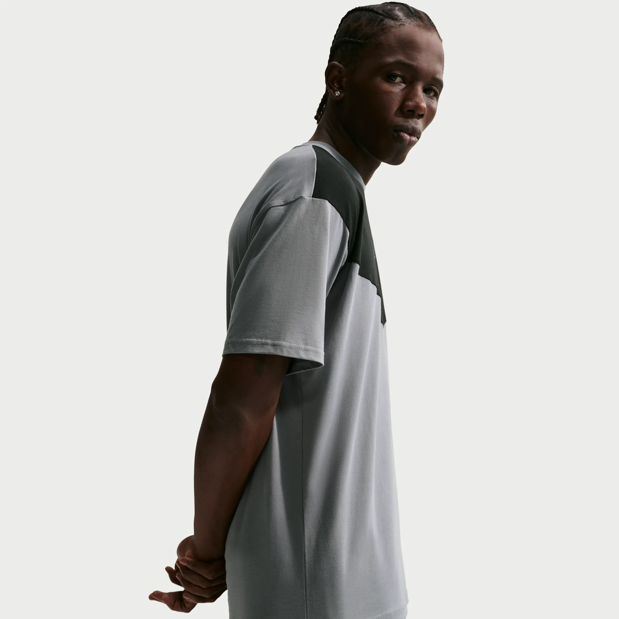 1F1F1F_Nike-Sportswear-T-Shirt_COOL-GREY-BLACK_IH4301-011_img2