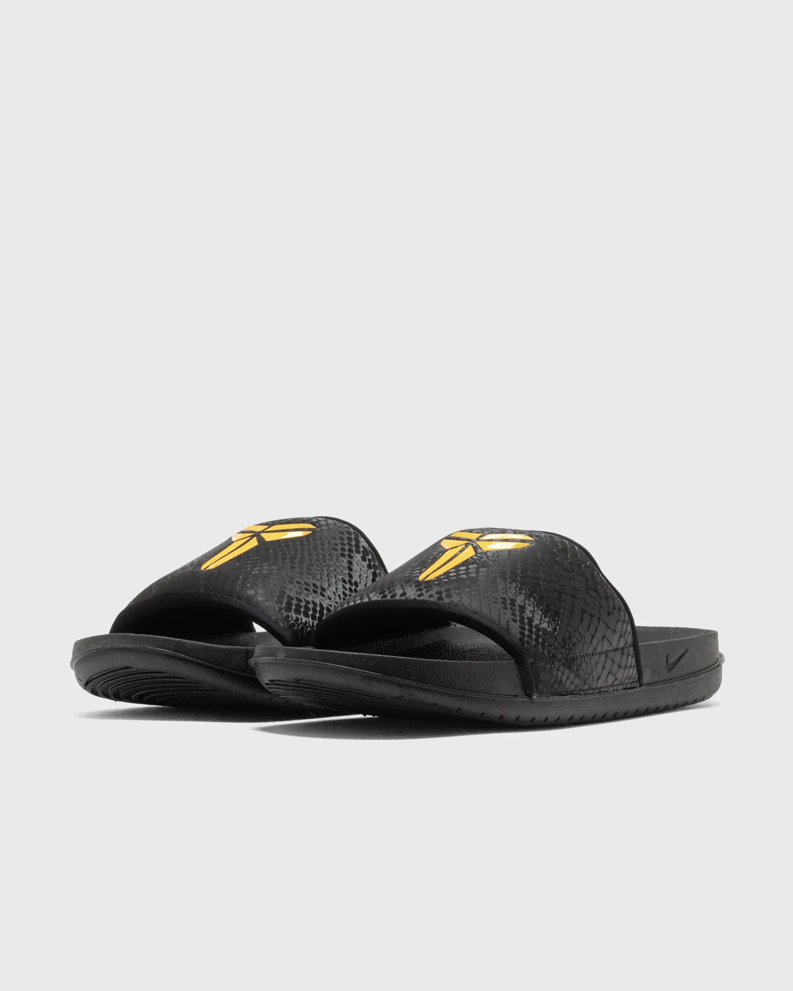 000000_Nike-Kobe-Offcourt-Slide_BLACK-UNIVERSITY-GOLD_IF2870-003_img1