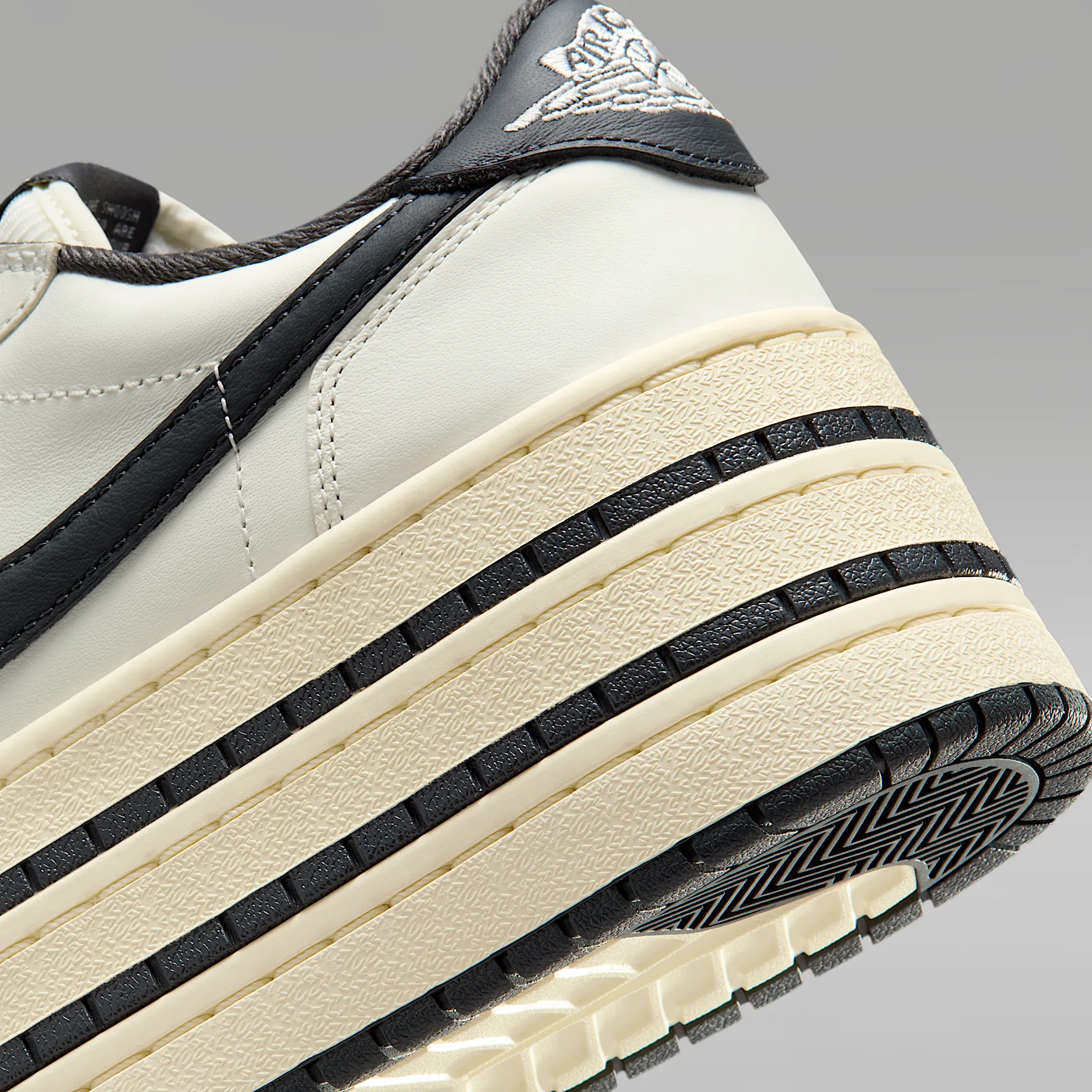 D8D7CD_Air-Jordan1-Triple-Stack-WMNS_SAIL_HV8288-100_img7